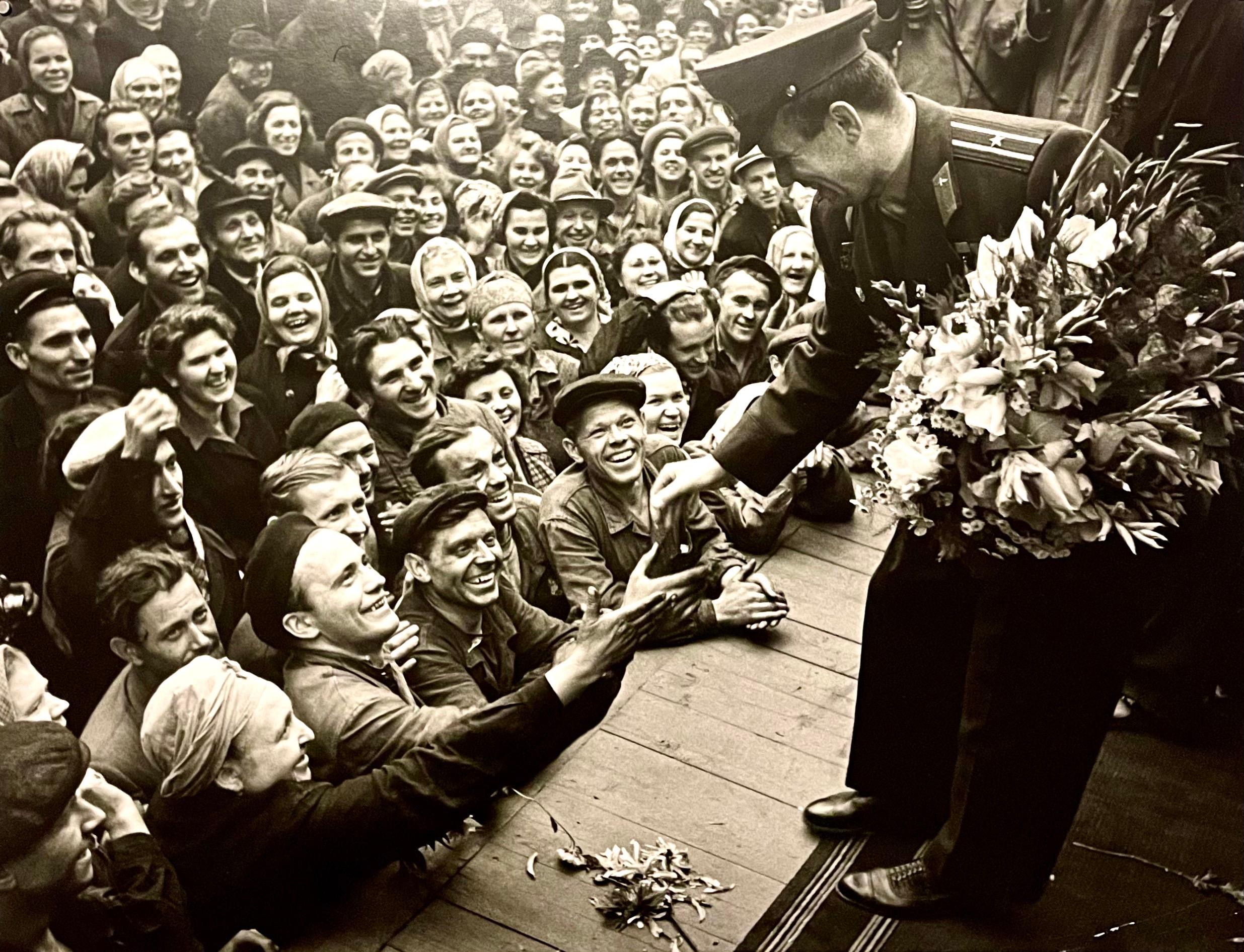 Große Silber-Gelatin-Fotografie Russische UdSSR Sowjetische Parade Yuri Gagarin Foto  – Photograph von Samariy Gurariy