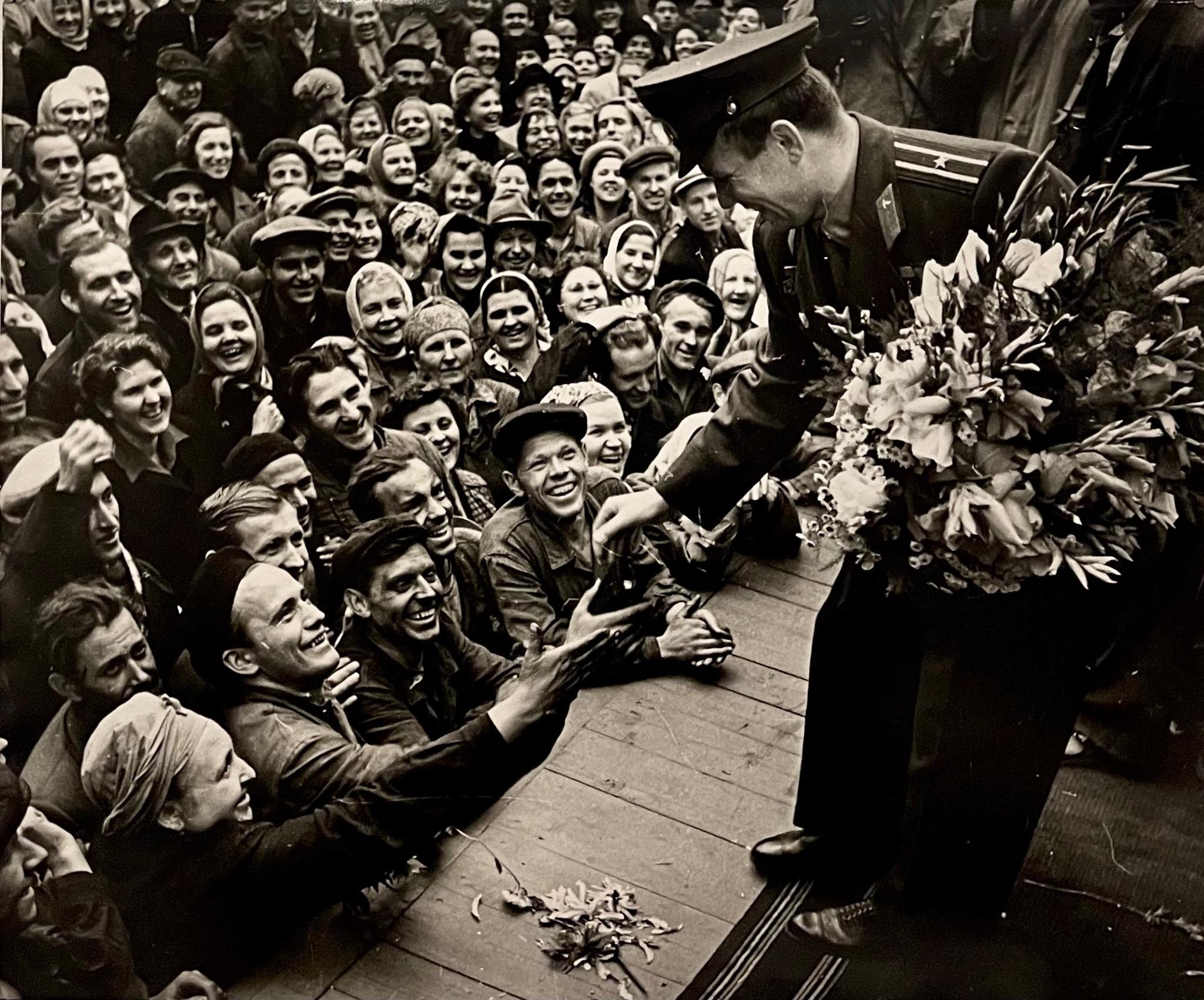 Grande photographie en gélatine argentée de la parade soviétique russe Yuri Gagarin - Photograph de Samariy Gurariy