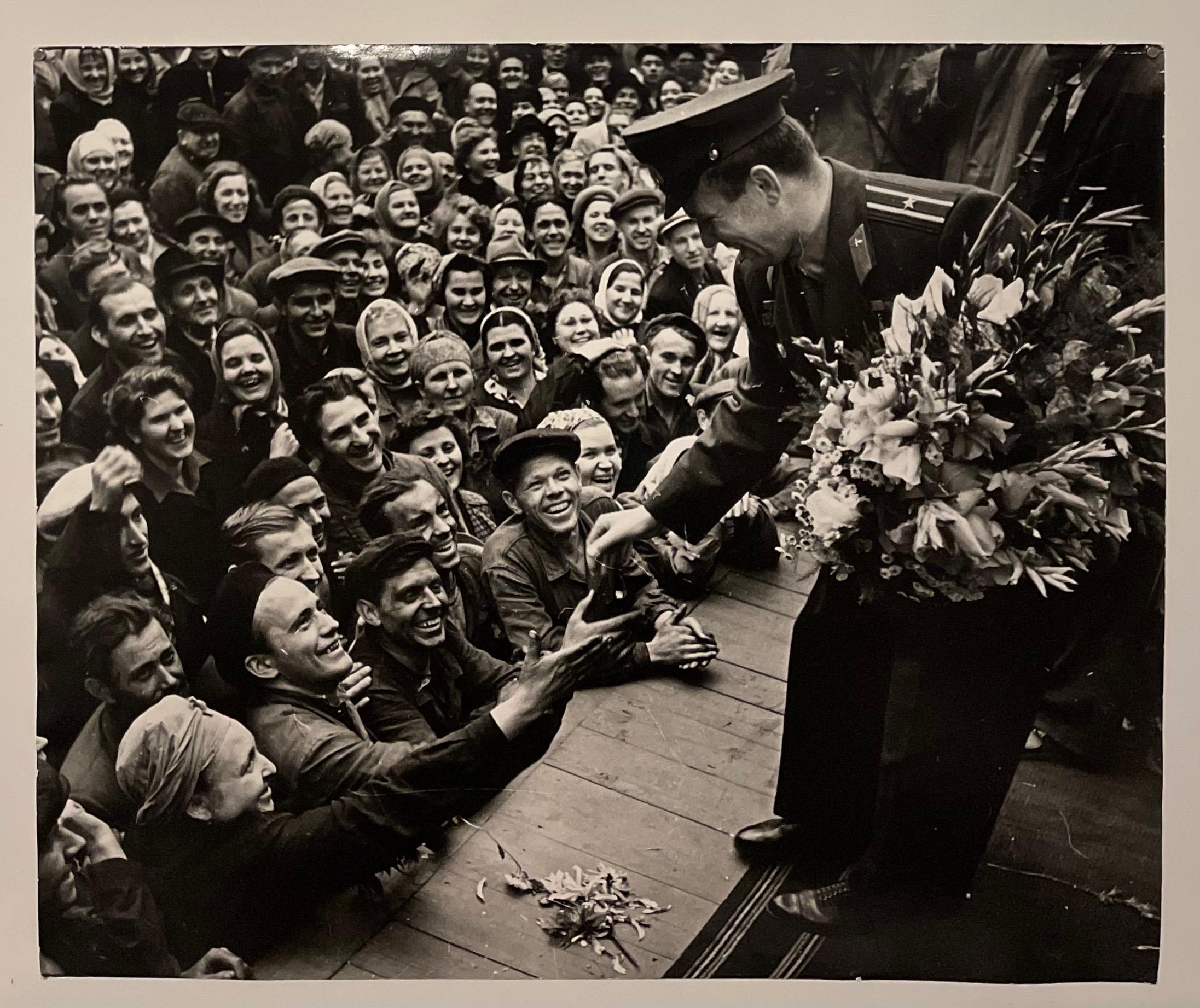 Grande photographie en gélatine argentée de la parade soviétique russe Yuri Gagarin - Réalisme Photograph par Samariy Gurariy