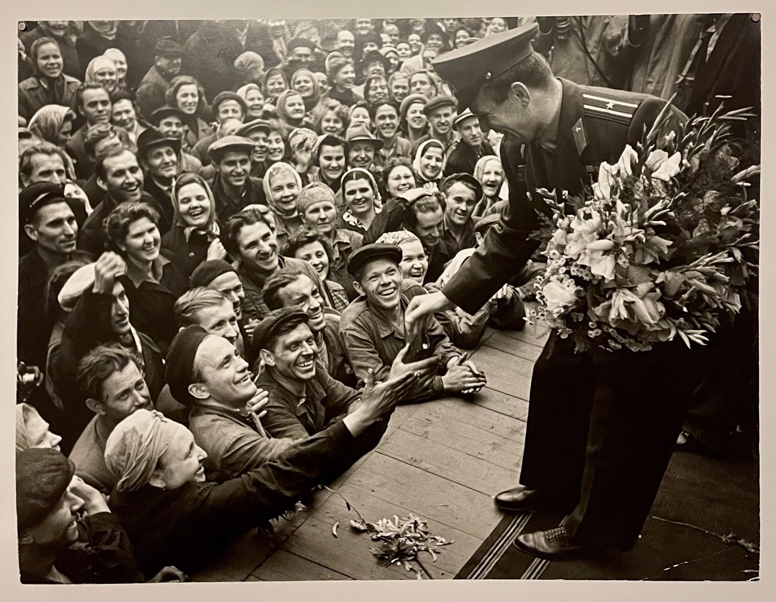 Große Silber-Gelatin-Fotografie Russische UdSSR Sowjetische Parade Yuri Gagarin Foto  (Schwarz), Portrait Photograph, von Samariy Gurariy