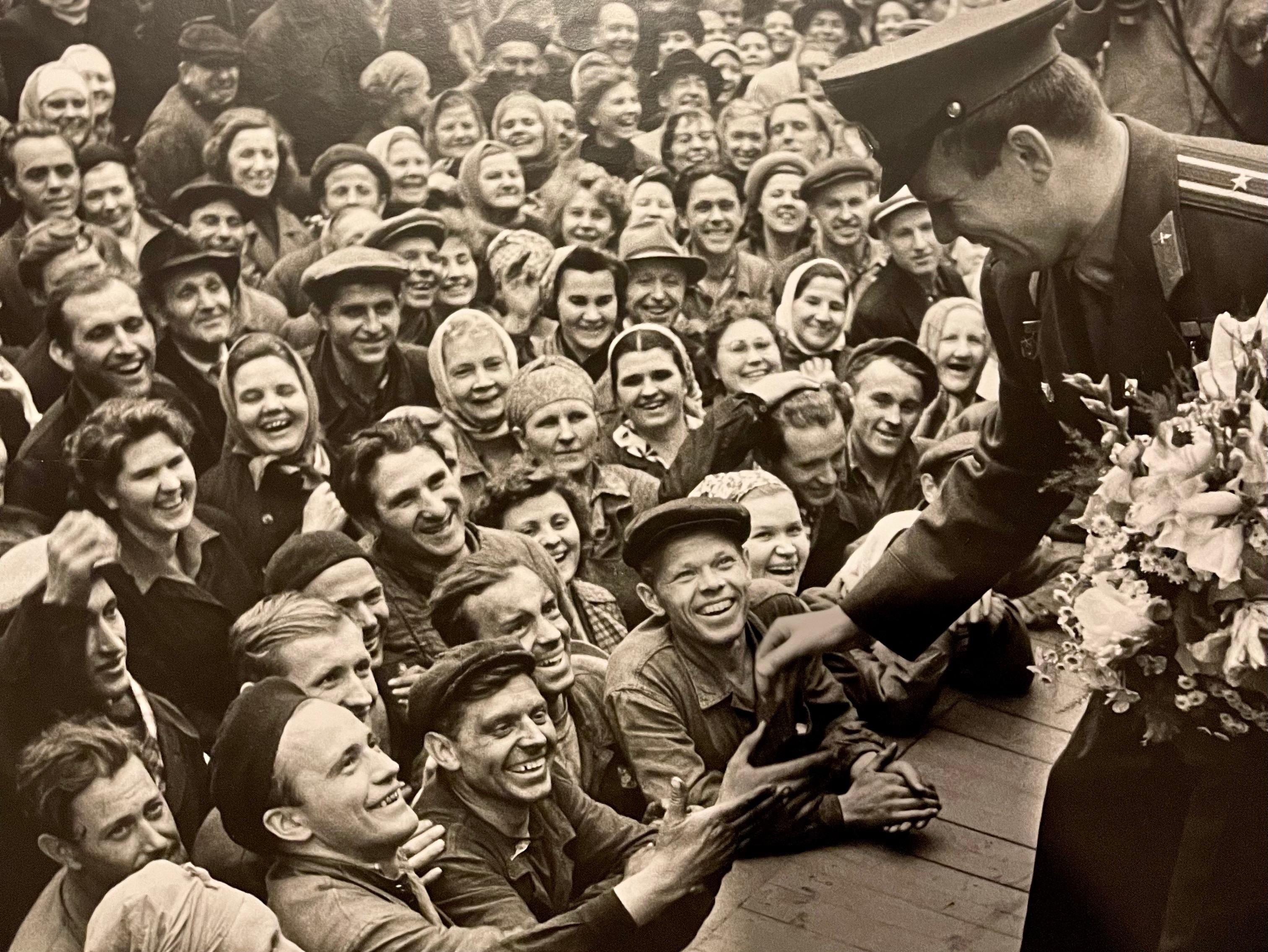 Juri Gagarin trifft Arbeiter in der Gießerei Stankolit, Darstellung des berühmten russischen Kosmonauten (Moskau, 1961)
Gelatinesilberdruck, mattiert, Druckdatum unbekannt.
Provenienz: erworben aus dem Nachlass des Fotografen Samariy Gurariy.