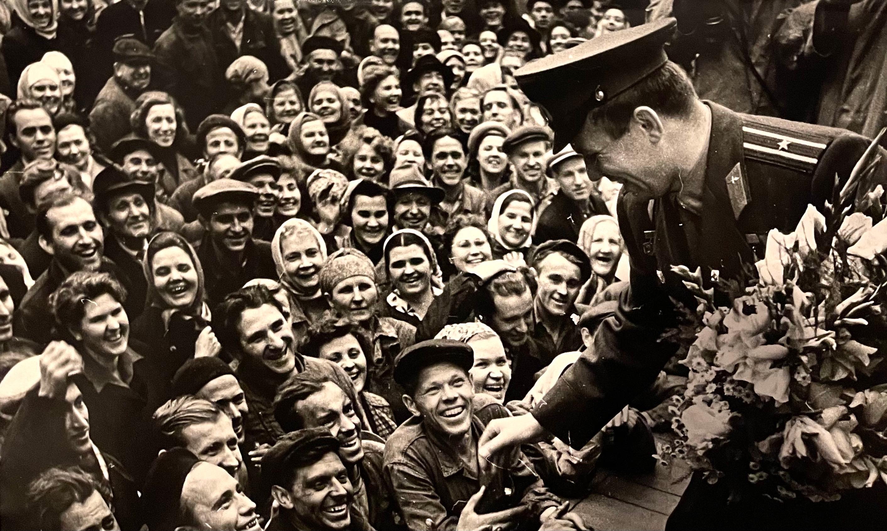 Youri Gagarine rencontrant les ouvriers de la fonderie Stankolit, représentant le célèbre cosmonaute russe (Moscou, 1961)
Épreuve à la gélatine argentique, finition brillante, date d'impression inconnue.
Provenance : acquis de la succession du