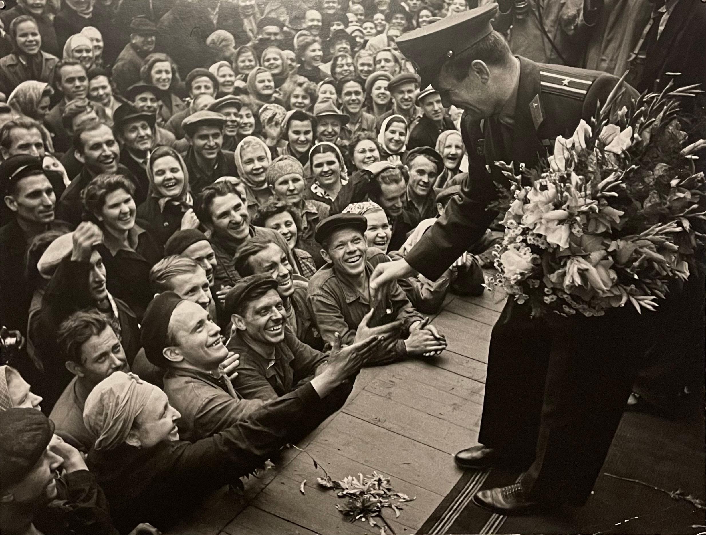 Große Silber-Gelatin-Fotografie Russische UdSSR Sowjetische Parade Yuri Gagarin Foto 