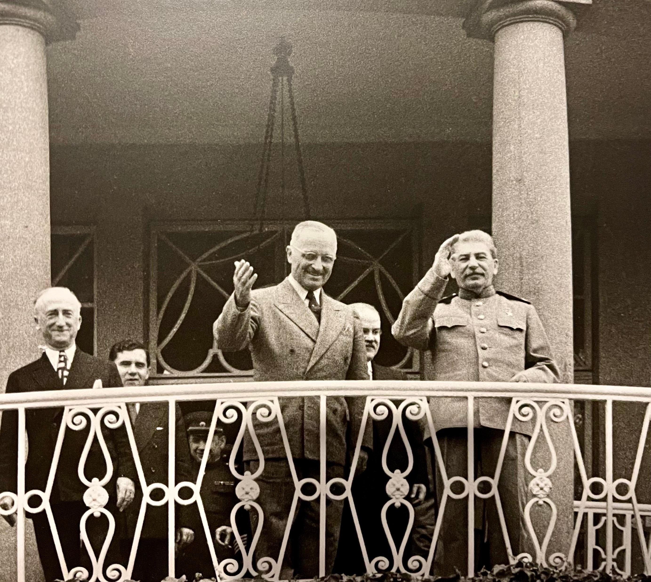 Große russische Silber-Gelatine-Fotografie Potsdam Konferenz Truman-Foto WWII – Photograph von Samariy Gurariy