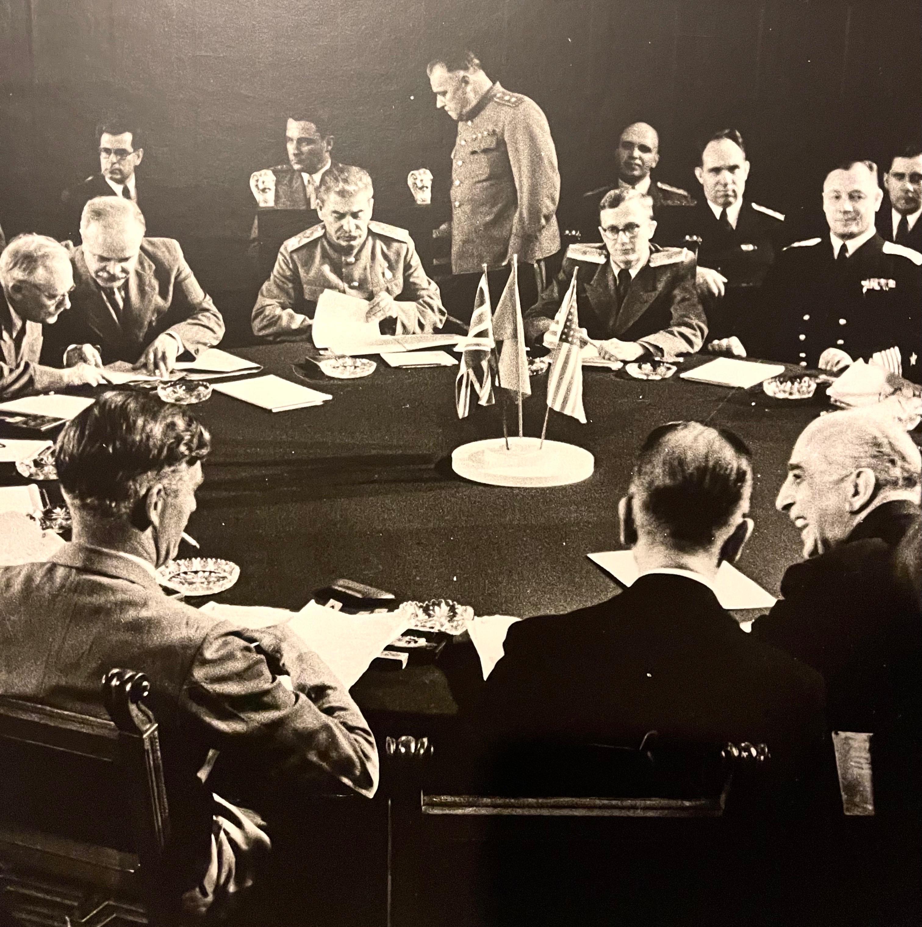 Grande gélatine d'argent photographique russe de la conférence de Potsdam de Winston Churchill - Photograph de Samariy Gurariy