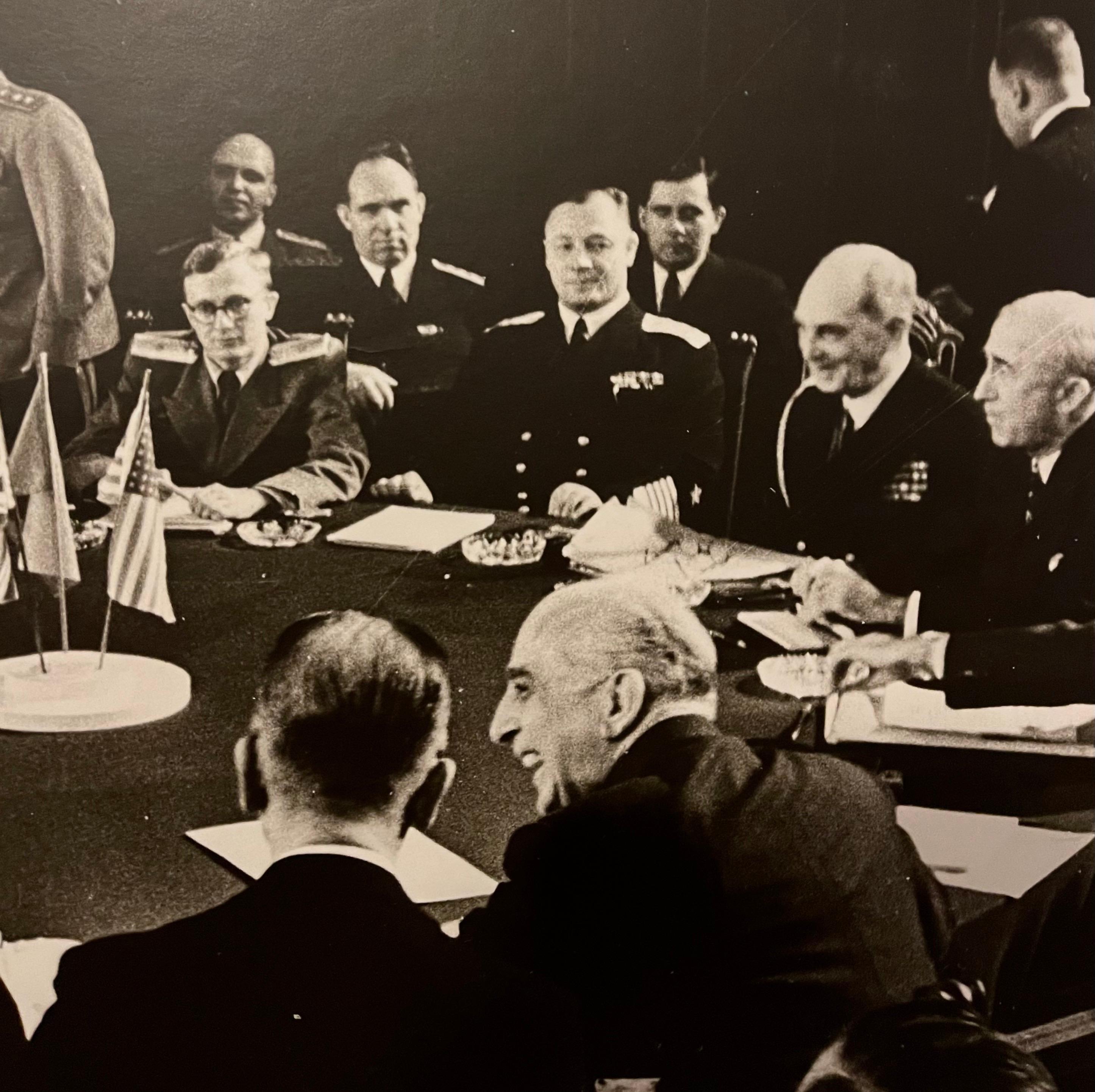 Grande gélatine d'argent photographique russe de la conférence de Potsdam de Winston Churchill - Noir Portrait Photograph par Samariy Gurariy