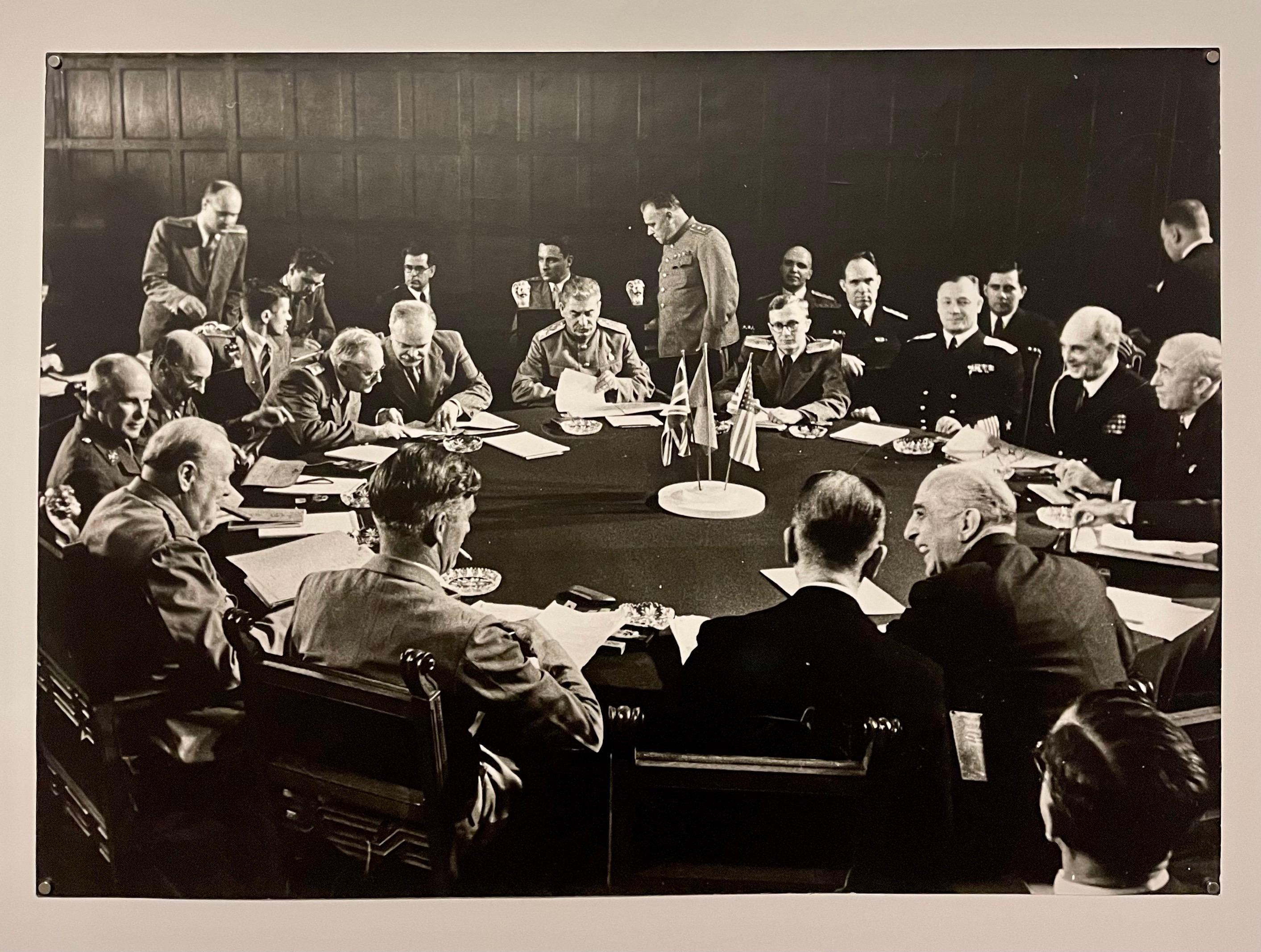 Réunion de la conférence de Potsdam représentant Josef Staline, Winston Churchill et Harry Truman (non visible) à la table de conférence, épreuve gélatino-argentique, date d'impression inconnue, 
Feuille de 16-1/2