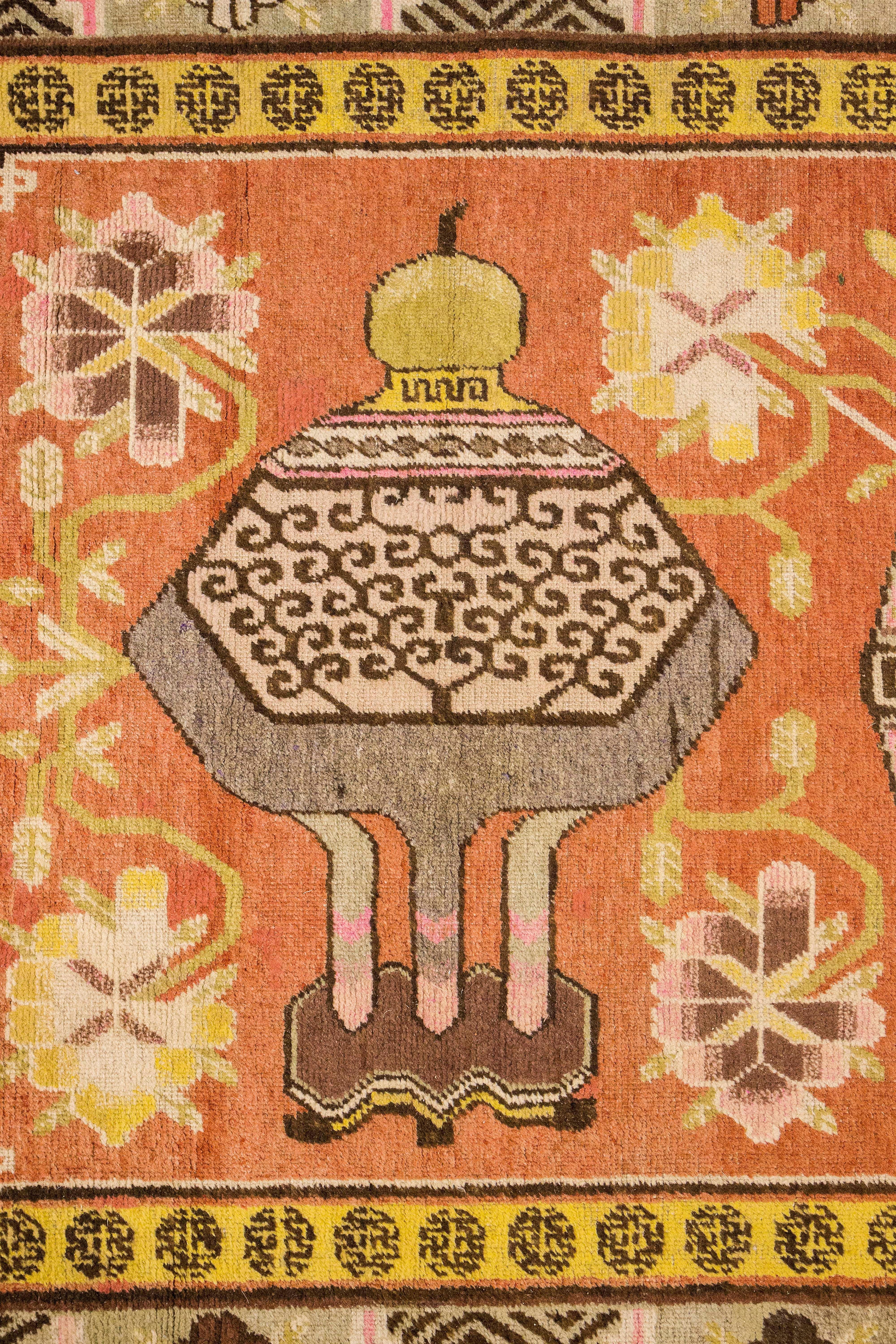BESCHREIBUNG: Samarkand-Teppich, um 1930, Turkestan. Sehr dekorativer Teppich mit handgeknüpftem Flor aus 100% reiner Wolle.

ZUSTAND: Sehr guter Vintage-Zustand. Alters- und gebrauchsbedingte Abnutzungserscheinungen. Kürzlich neu