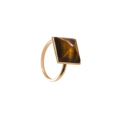 “Samarkand Shape Stone” Mono Ring in Yellow Gold with Tiger Eyes