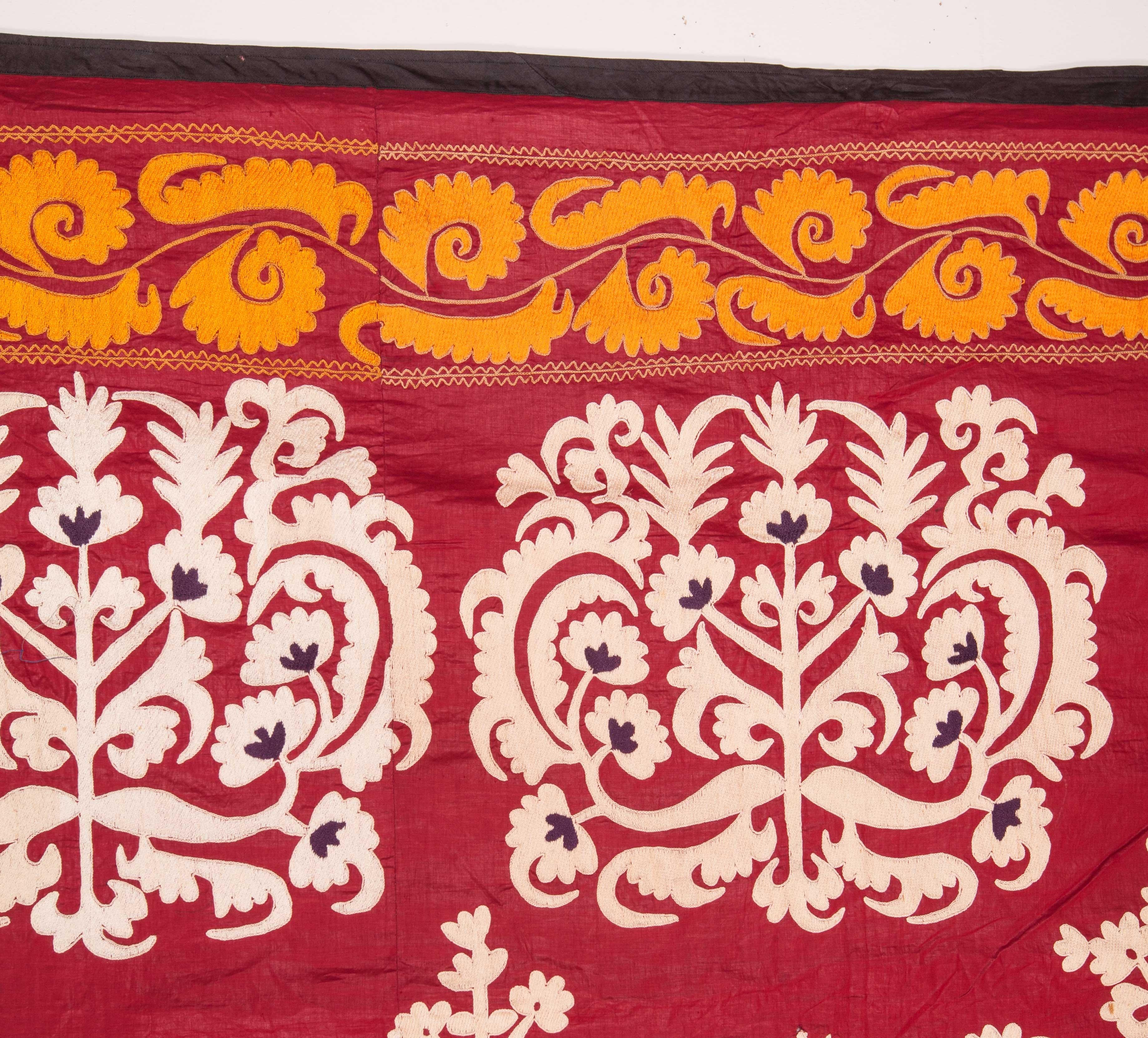Samarkand Suzani, Red, White, Orange from Uzbekistan, Central Asia 1900s In Good Condition In Istanbul, TR
