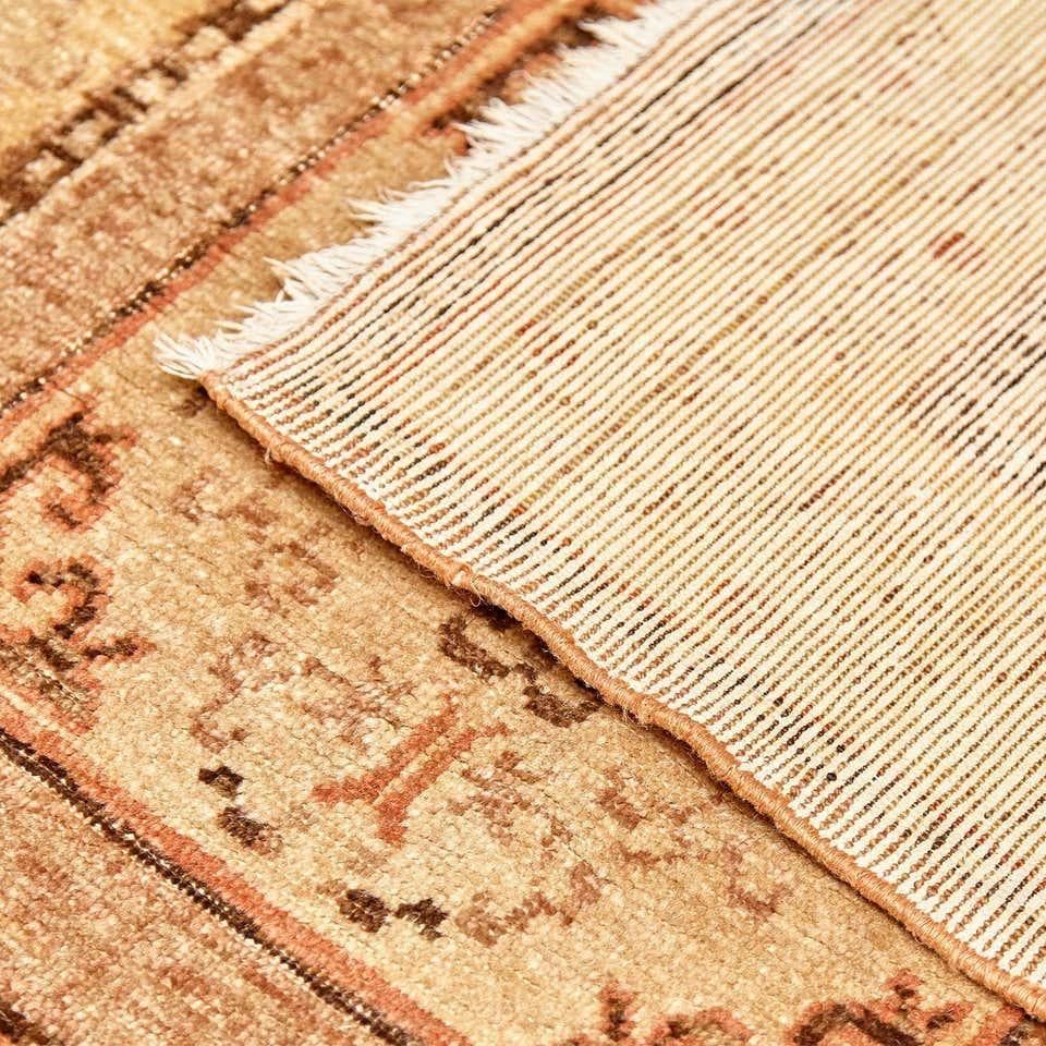 Samarkanda antiker Wollteppich, Maße: 131 x 237 cm.

In ursprünglichem Zustand mit geringen Gebrauchsspuren, die dem Alter und dem Gebrauch entsprechen, wobei eine schöne Patina erhalten bleibt.
