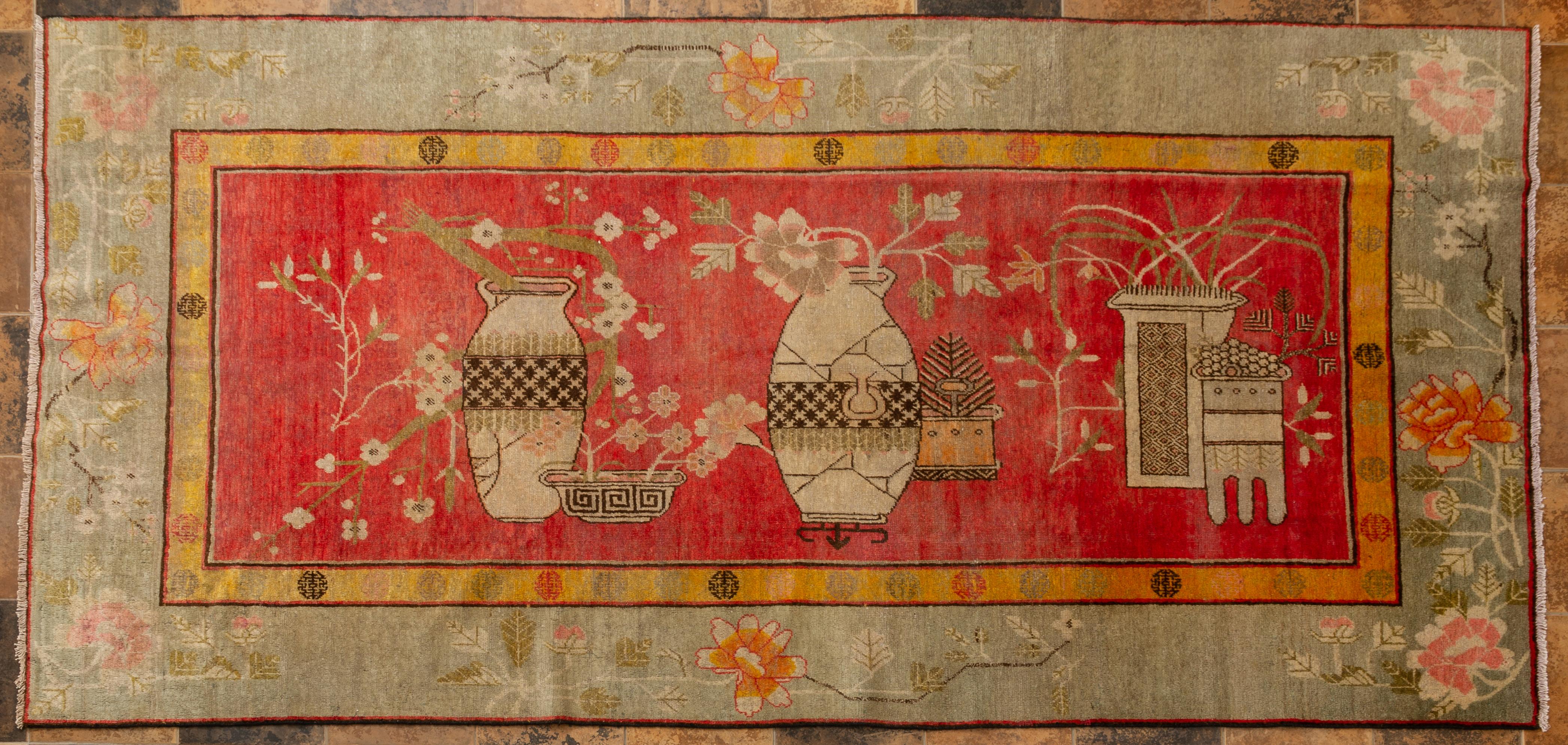 Nr. 1417 - Sehr schöner Samarkanda-Teppich in den Originalfarben - Hintergrund schokoladenrosa Farbverlauf mit sechs hohen und niedrigen Gefäßen - am Boden Pfirsichblüten. Blass jadegrüne Umrandung, mit rosa Pfingstrosen und kleiner gelber