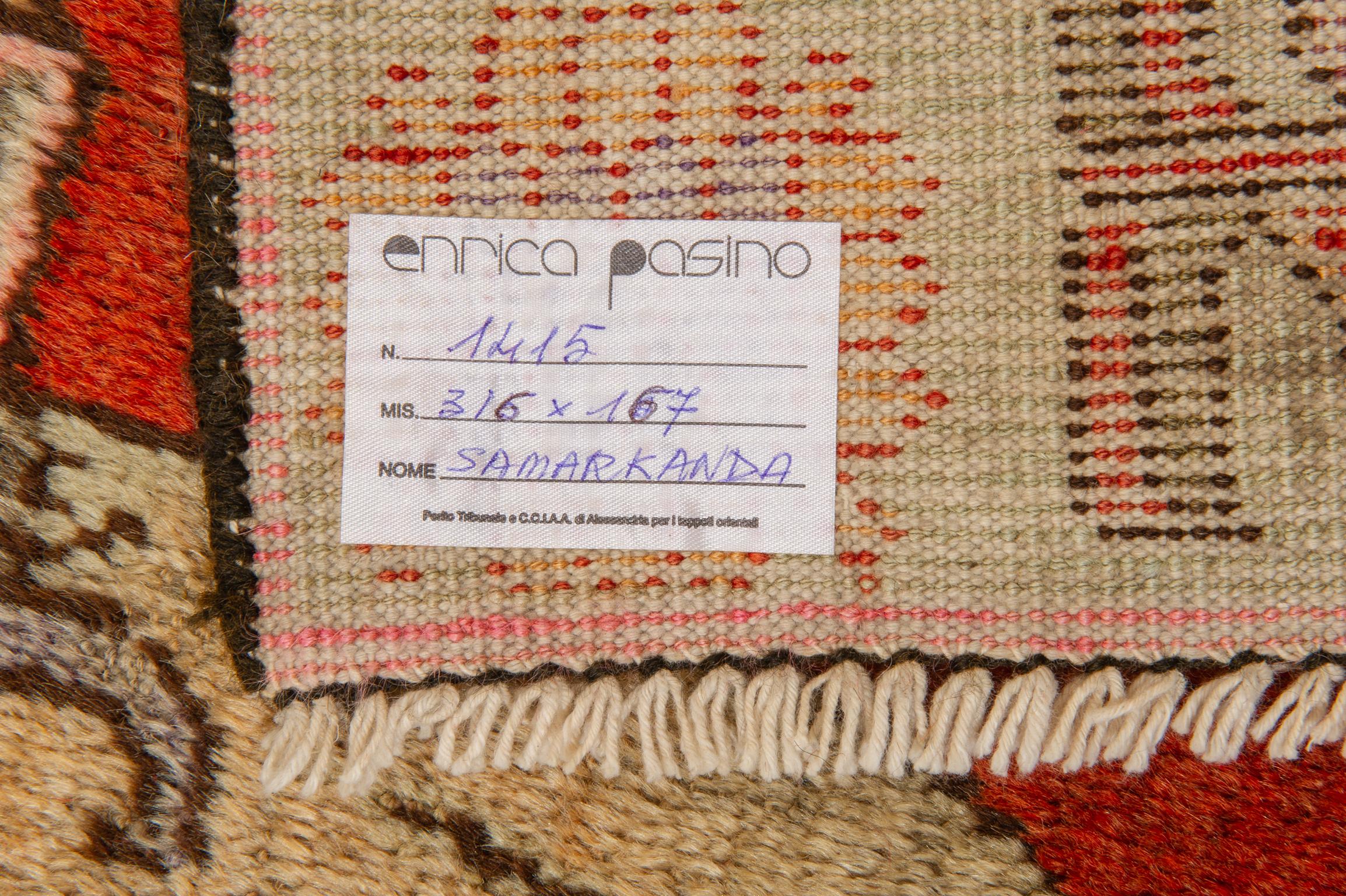 Nr. 1415 - Old Samarkanda carpet with six vases on a coral red background. Interesting border with many vases full of pomegranates.
Very decorative.