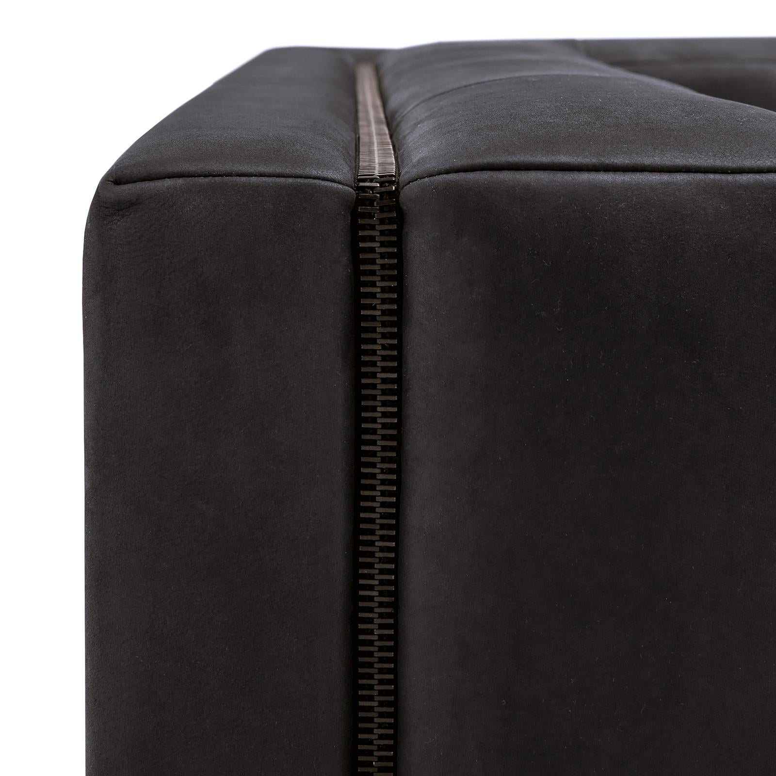 Dieses Sofa ist ein vielseitiges Möbelstück, das sich hervorragend mit verschiedenen Stücken der Collection'S kombinieren lässt. Das elegante Design besteht aus einer mattschwarz lackierten Stahlstruktur mit schlanken Füßen, gepolstert mit