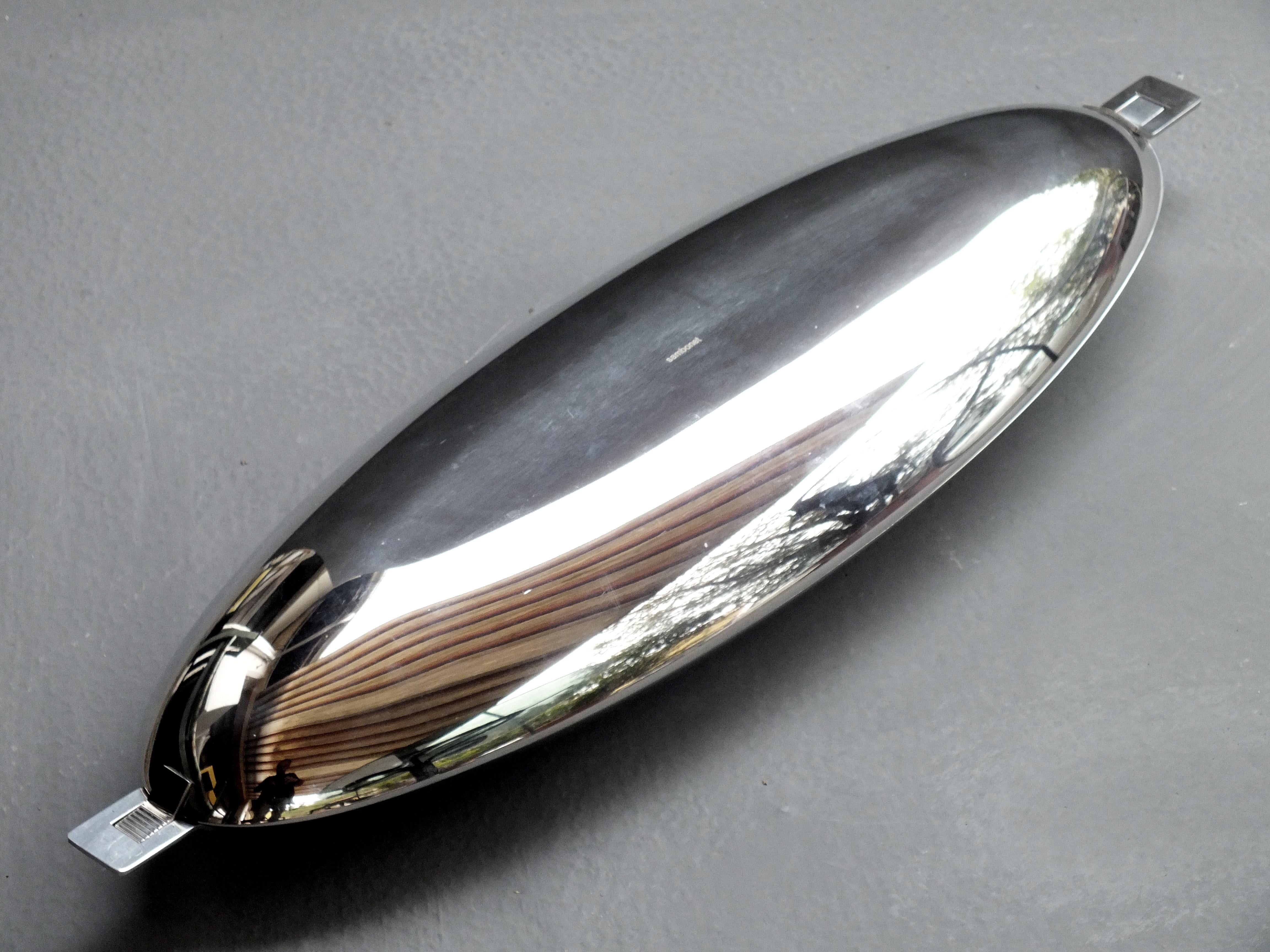 by Roberto Sambonet design in the 1956 for Sambonet Italy. elegant oval shell shape to serve and cook fish in stainless steel with all document and box, first edition with the extension signature sambonet in the superior oval

Roberto Sambonet was