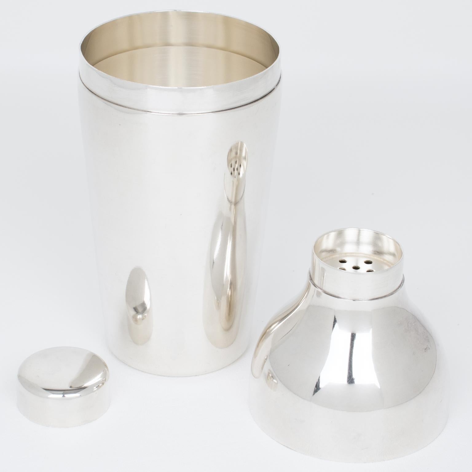 Il famoso argentiere Sambonet realizzò questo elegante shaker per cocktail o Martini in argento a tre sezioni in Italia negli anni Cinquanta. Il suo bellissimo design modernista è caratterizzato da un motivo minimalista, un tappo rimovibile e un