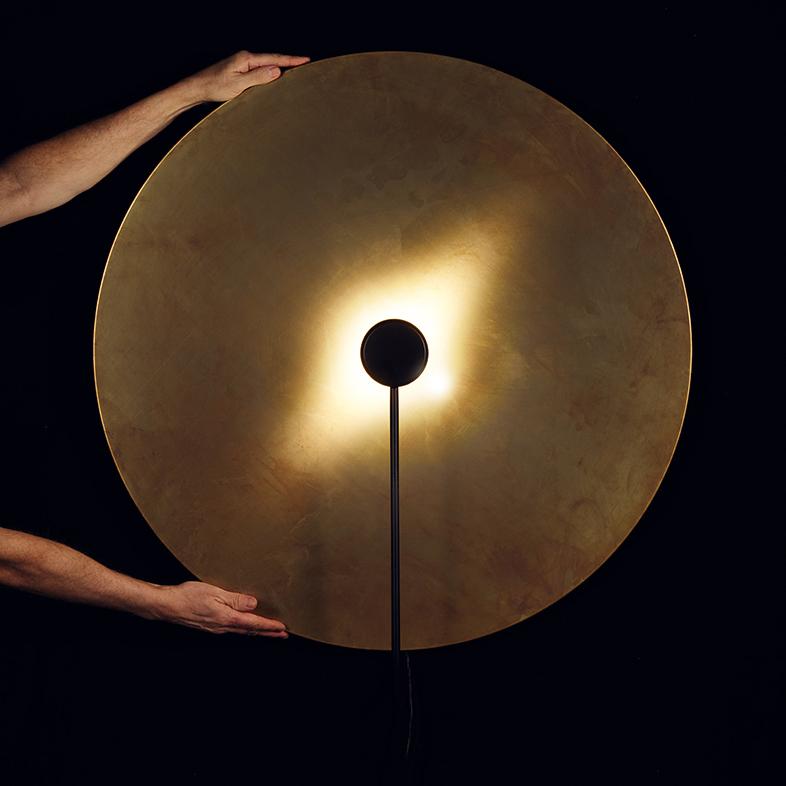 Sami Kallio SOL Lámpara de pared extragrande de latón by Konsthantverk Siglo XXI y contemporáneo en venta