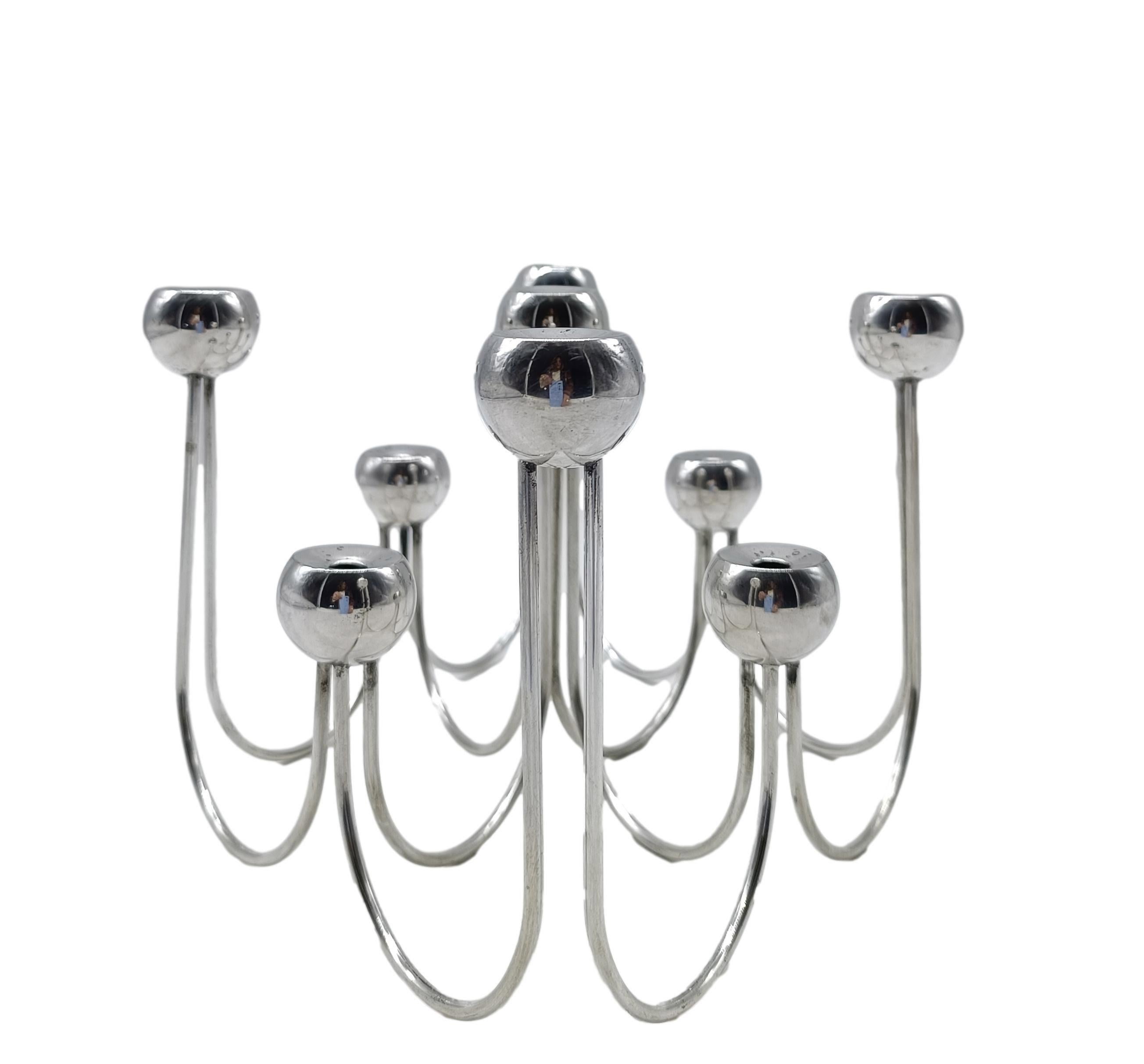 Candelabro de metal plateado con 9 velas, diseñado por el renombrado diseñador Sami Wirkkala para la compañía Aeritalia en  Cleto Munari en la década de 1970