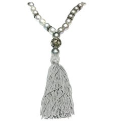 Samira13 Collier long à pompon en cordon de soie avec perles des mers du Sud et diamants