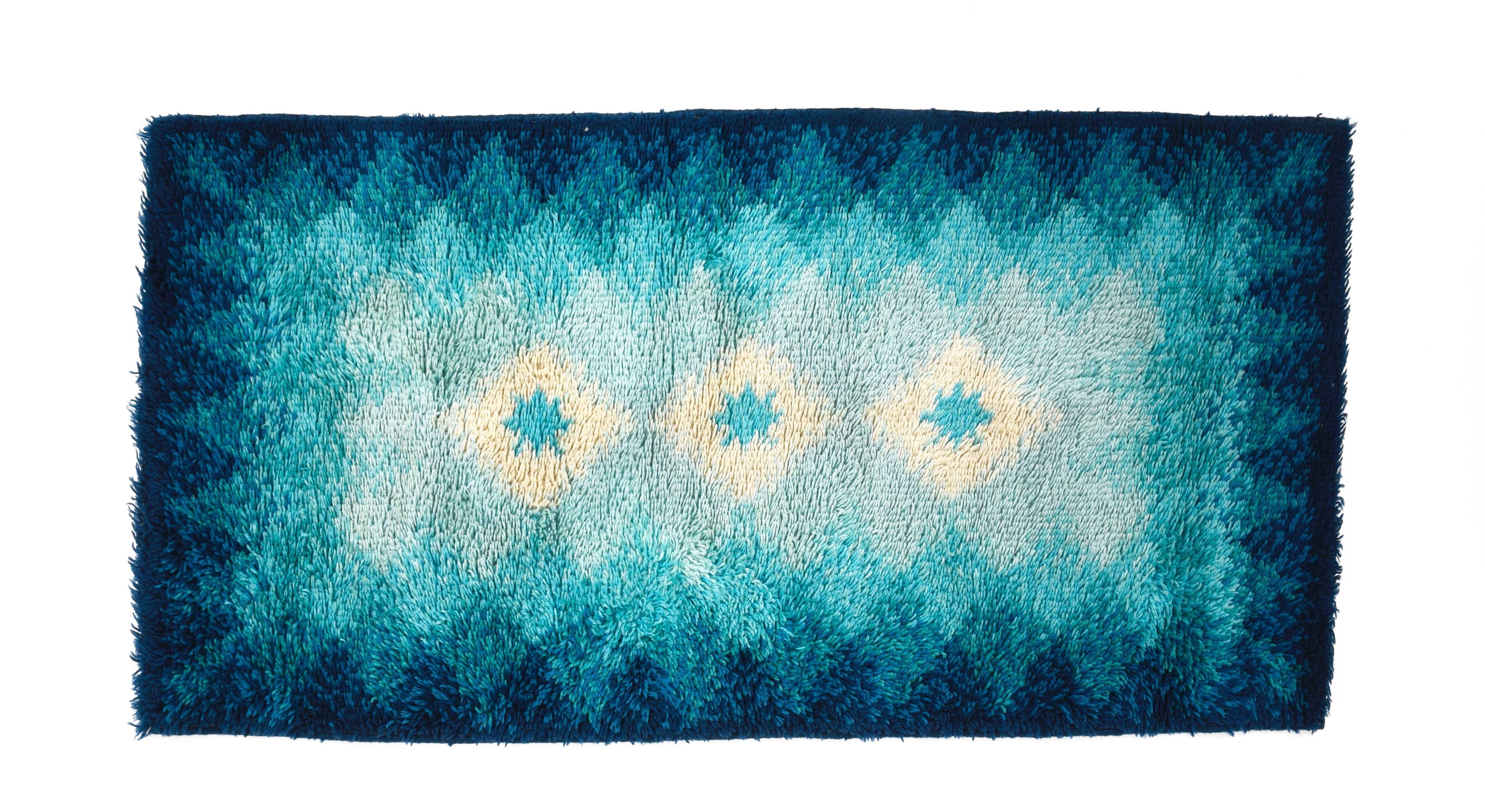 Amazing midcentury blue and white pure virgin wool rug. This wonderful carpet was produced by Samit Borgosesia in Italy during the 1970s.

This item is entirely made of the purest New Zealand virgin wool with blue, light blue and white geometric