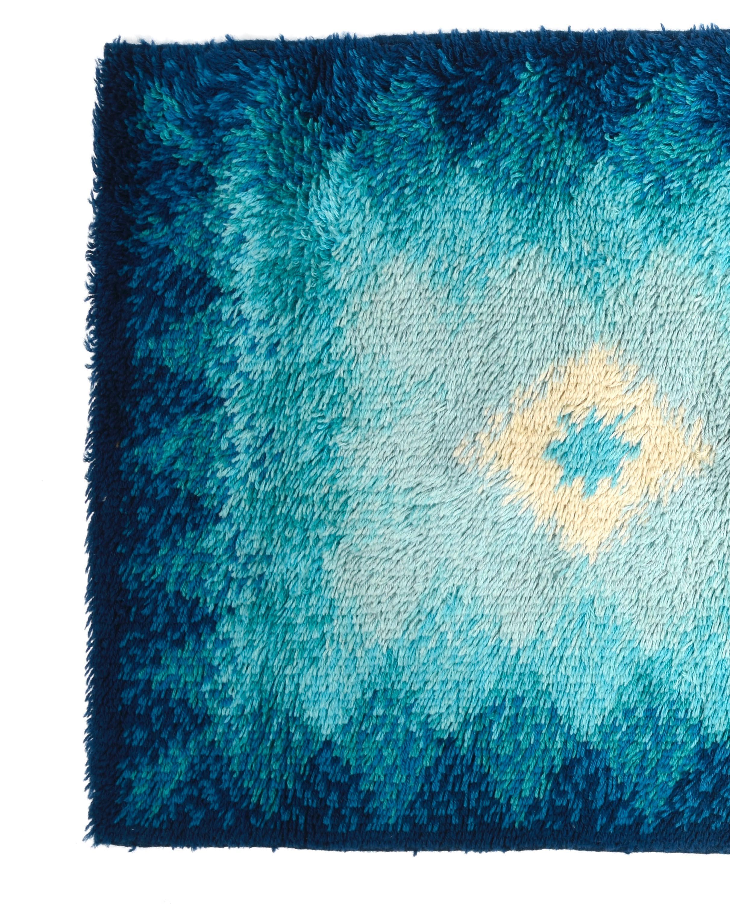 Amazing midcentury blue and white pure virgin wool carpet. This wonderful rug was produced by Samit Borgosesia in Italy during the 1970s.

This item is entirely made of the purest New Zeland virgin wool with blue, light blue and white geometric