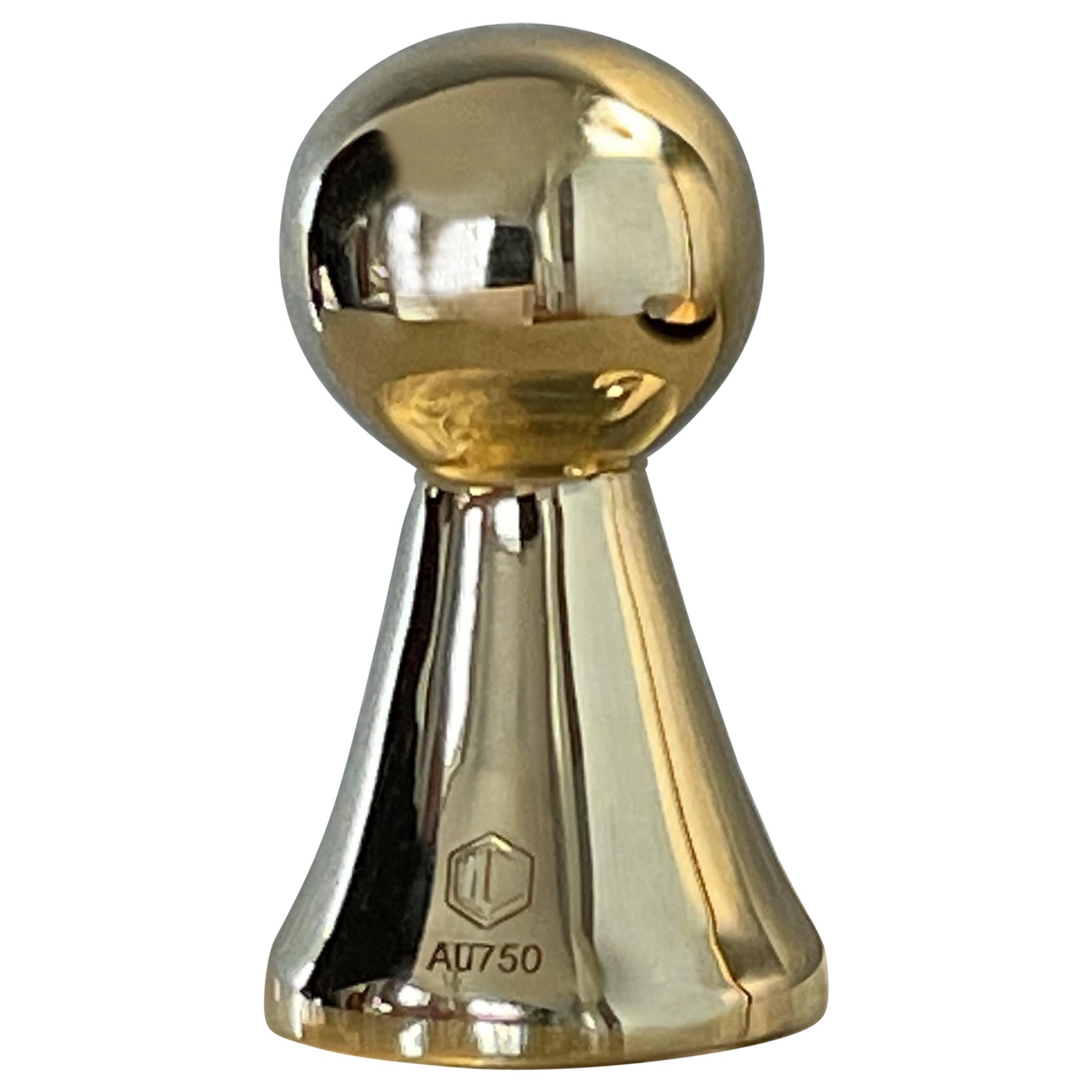 Die imposante Spielfigur mit dem Namen Victory ist aus 18 Karat Gold gefertigt und vollmassiv.

Mit einem Gewicht von 31 Gramm, einer Höhe von 25 mm, einer Kopfbreite von 12 mm und einer Fußbreite von 14 mm, ist die elegante Spielfigur in seiner
