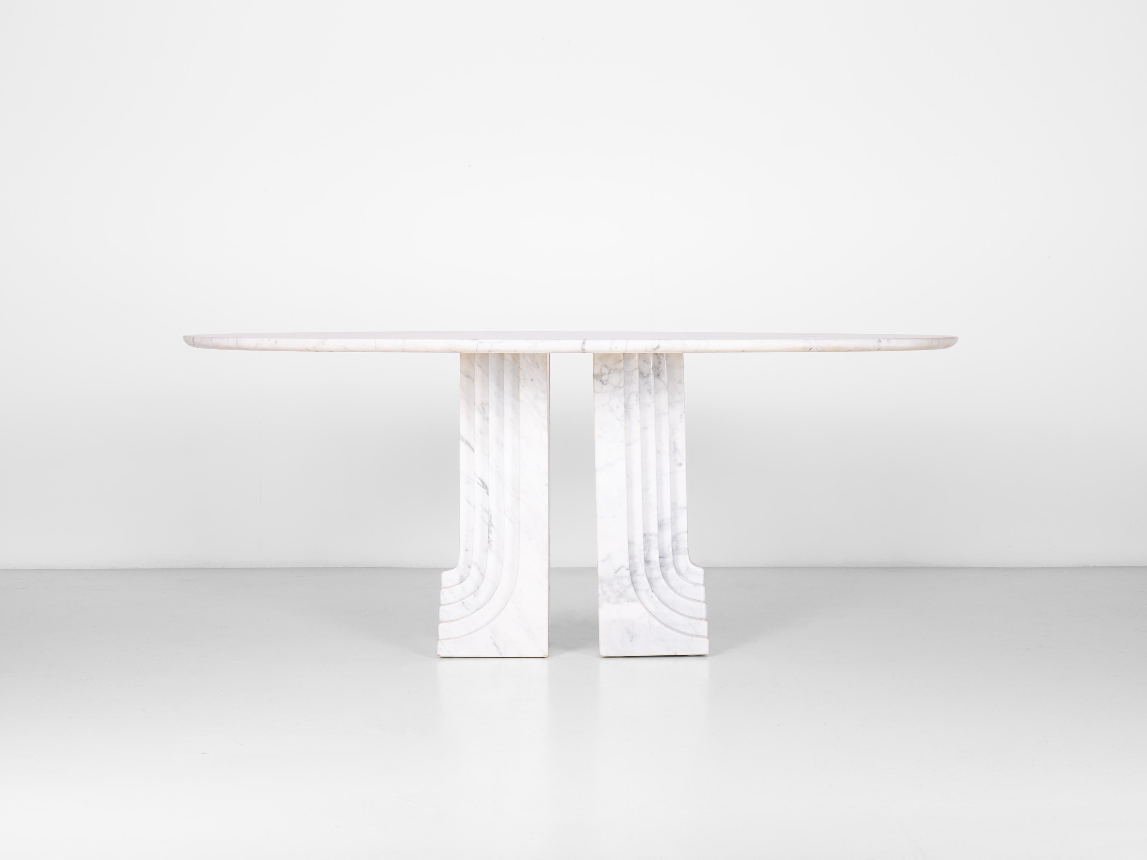 Tisch Samo, entworfen von Carlo Scarpa, aus Carrara-Marmor. 
Zwei geschichtete Säulen als Beine. 
Ovale, dicke Tischplatte. 

Bibliographie:
Fondazione Scientifica Querini Stampalia, 