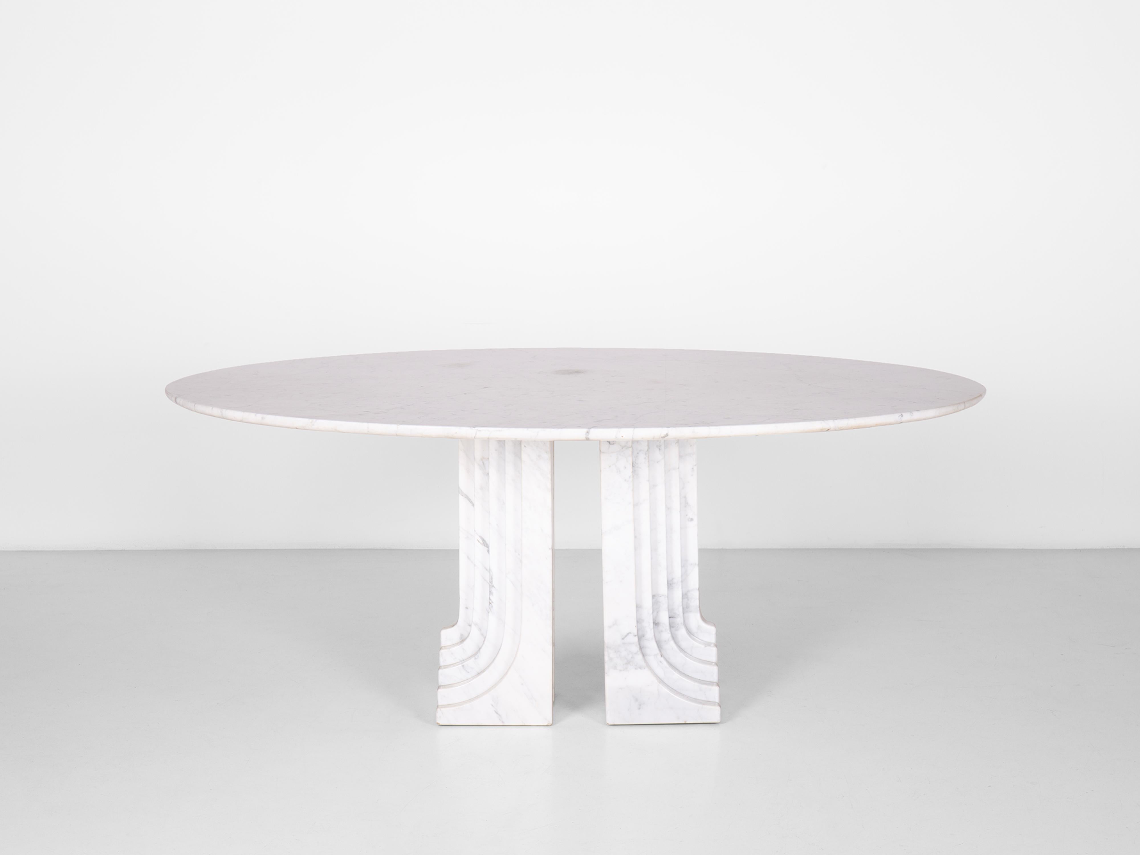 Samo-Tisch entworfen von Carlo Scarpa aus Carrara-Marmor, 1973 (Moderne der Mitte des Jahrhunderts) im Angebot
