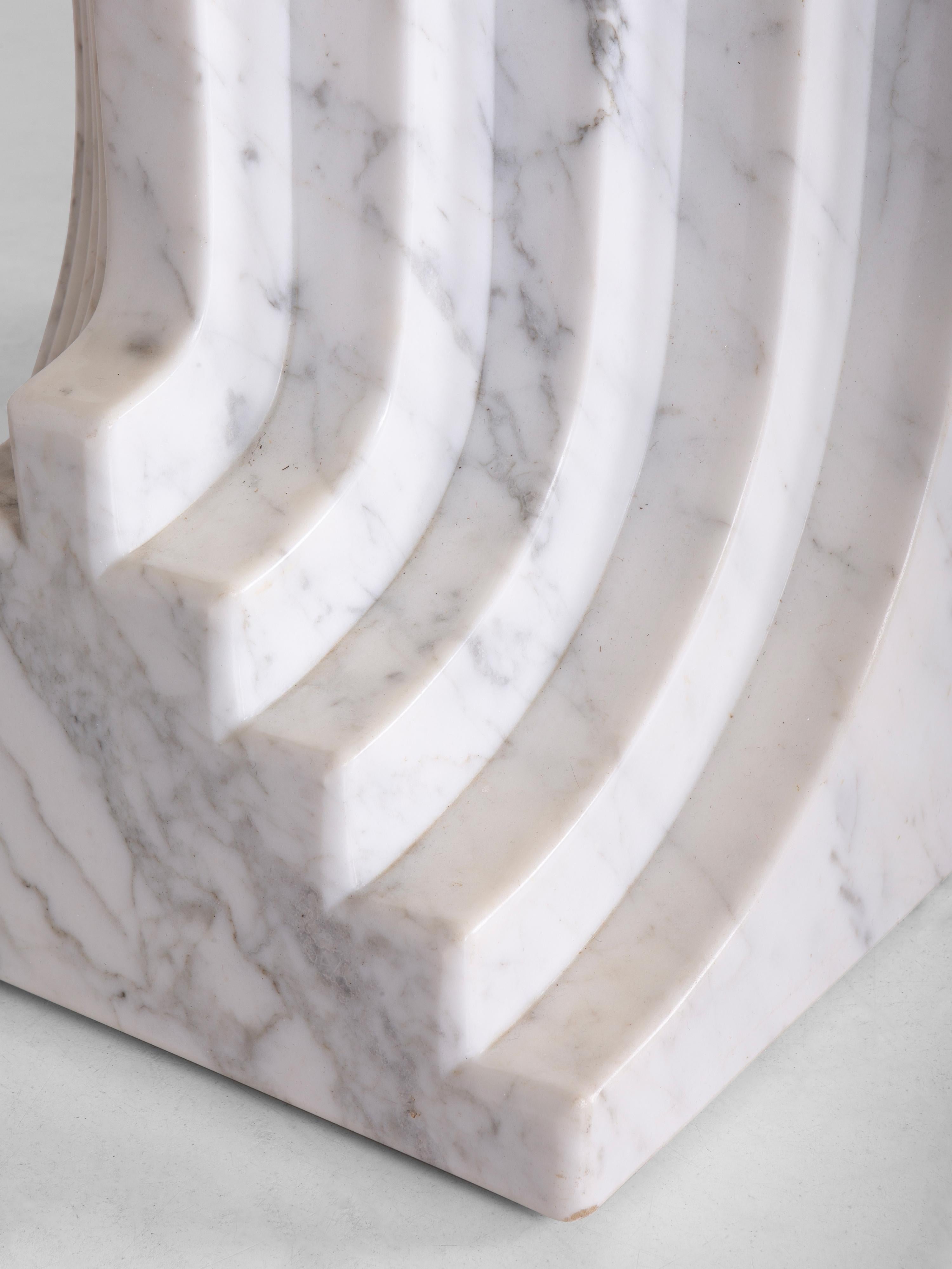 Samo-Tisch entworfen von Carlo Scarpa aus Carrara-Marmor, 1973 im Zustand „Gut“ im Angebot in Ozzano Dell'emilia, IT
