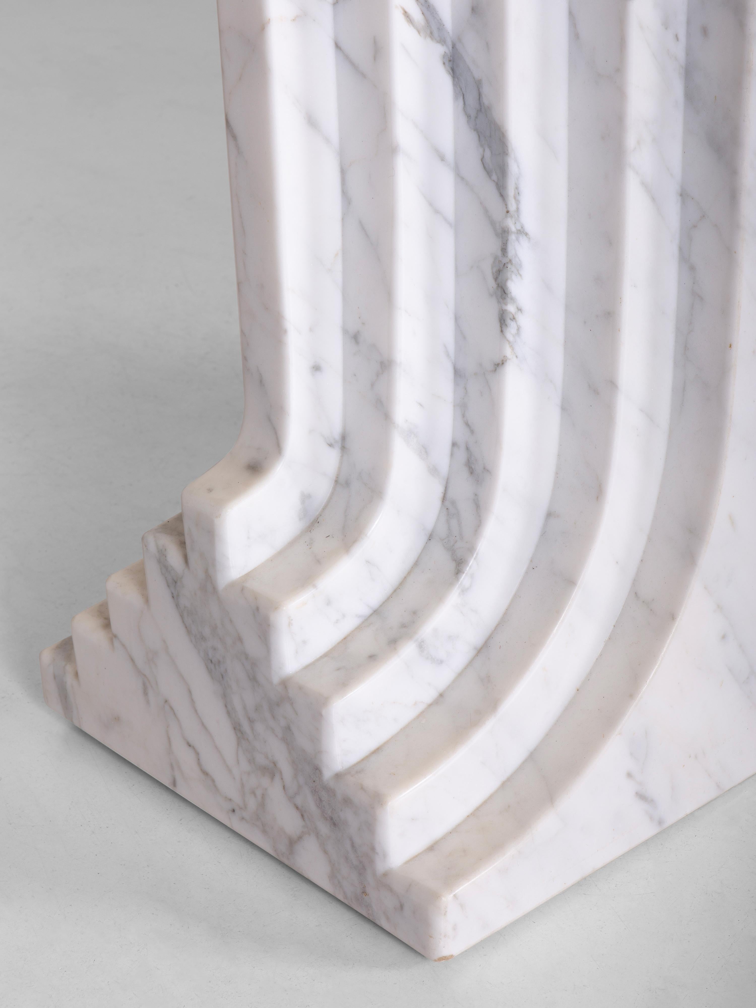 Samo-Tisch entworfen von Carlo Scarpa aus Carrara-Marmor, 1973 (Ende des 20. Jahrhunderts) im Angebot