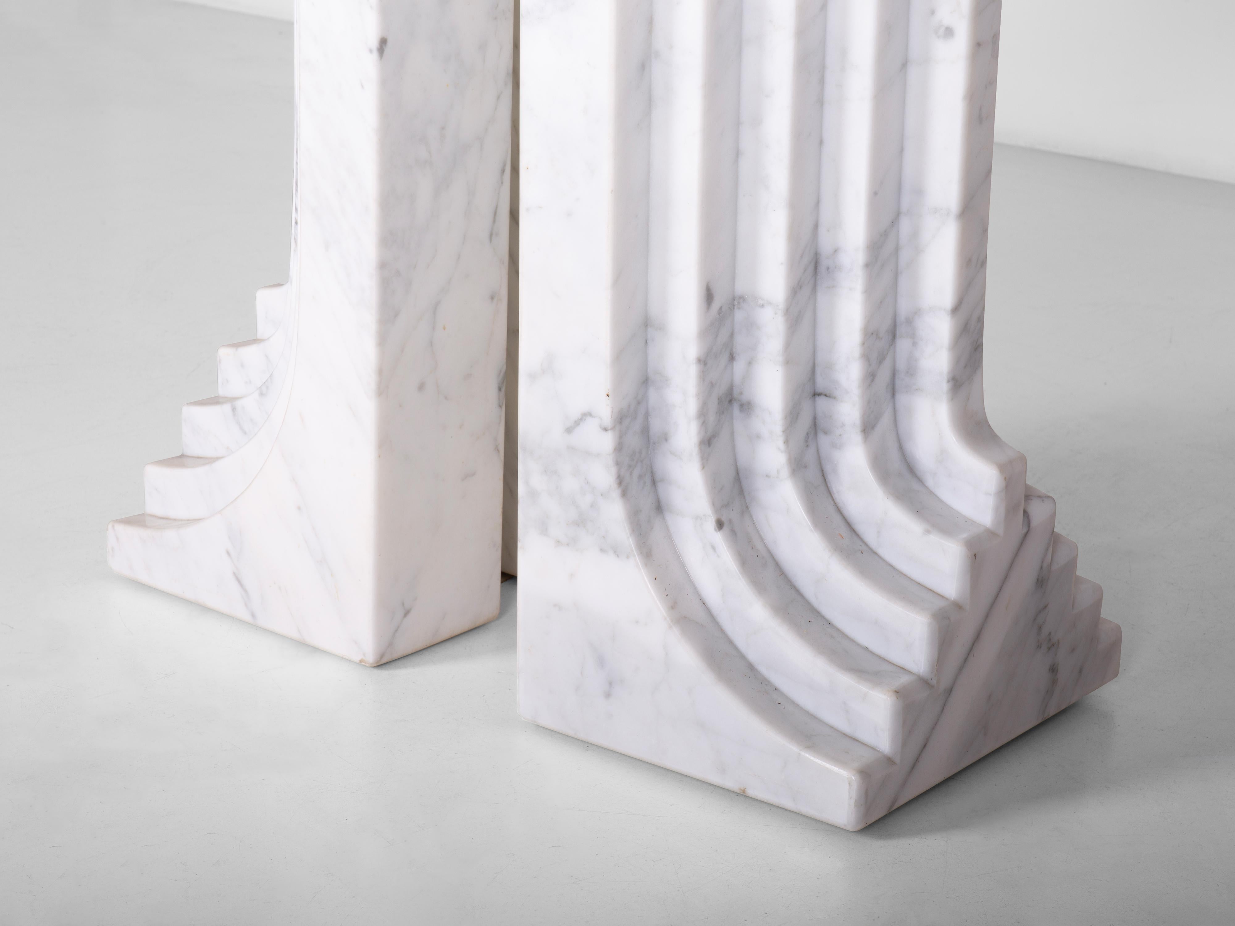 Samo-Tisch entworfen von Carlo Scarpa aus Carrara-Marmor, 1973 im Angebot 2