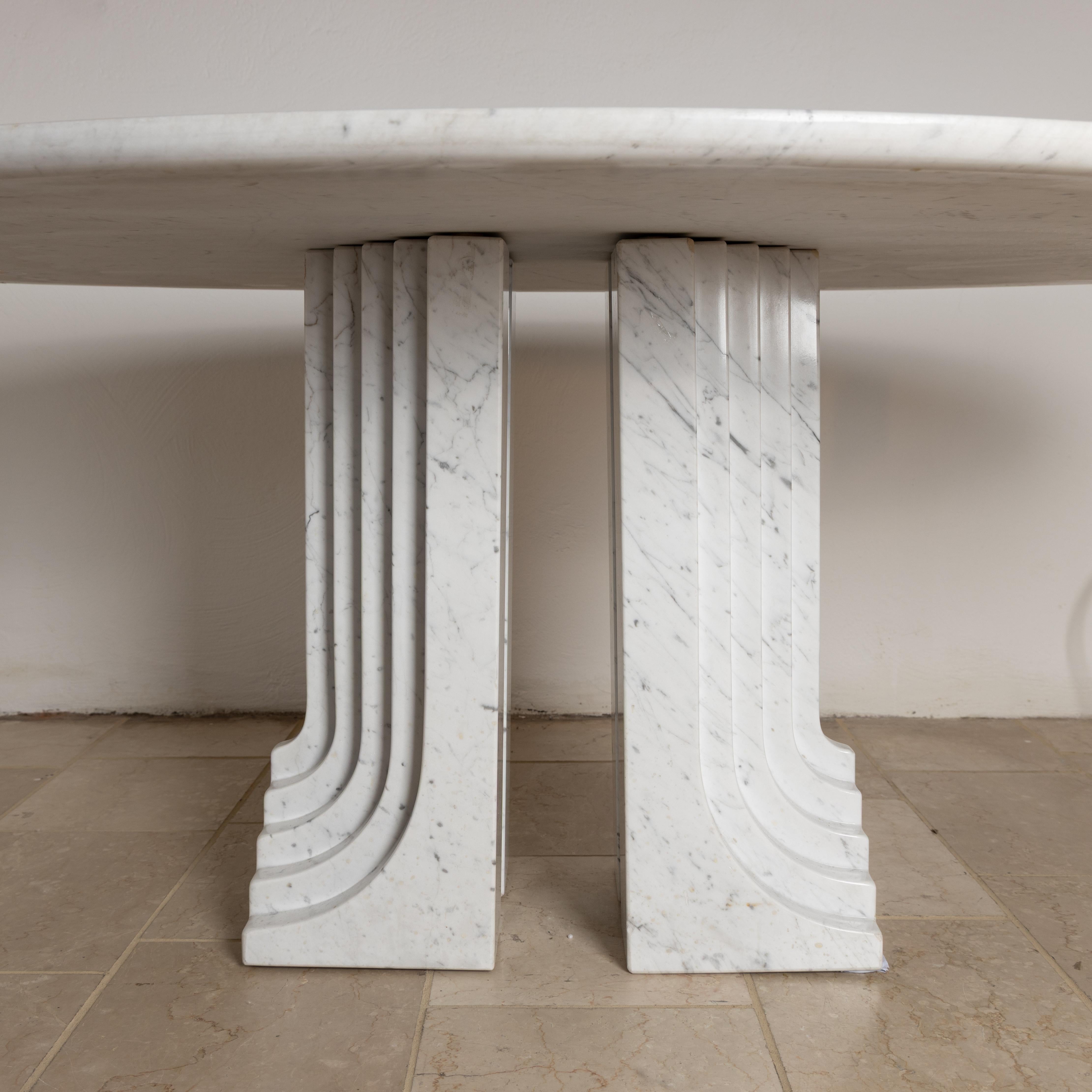 Carlo Scarpa's Samo Table is made of white marble. The legs are seated by a single block with grooves and thick oval top. If you belong to the ‘Ultrarational’ series, this item is one of a kind, an exceptional collector's item. Good condition but
