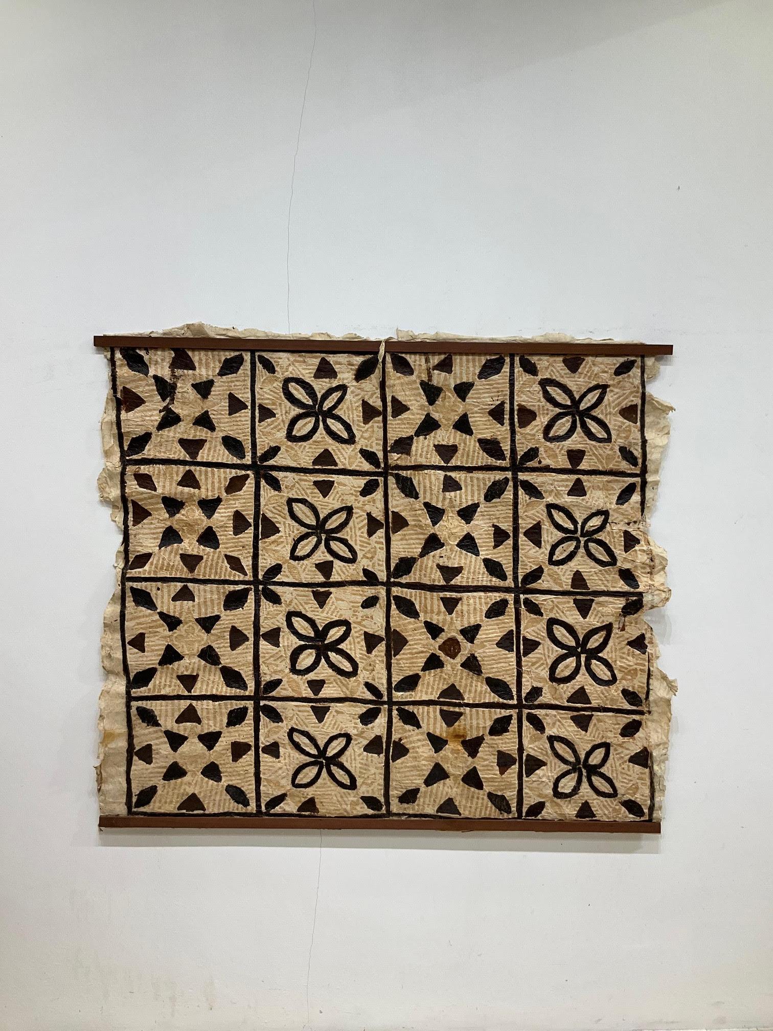 Un llamativo y culturalmente rico tejido de corteza samoano (siapo), que data de finales del siglo XIX o principios del XX de nuestra era. Con unas dimensiones aproximadas de 120 x 130 cm, esta impresionante obra se elaboró con la corteza interna de