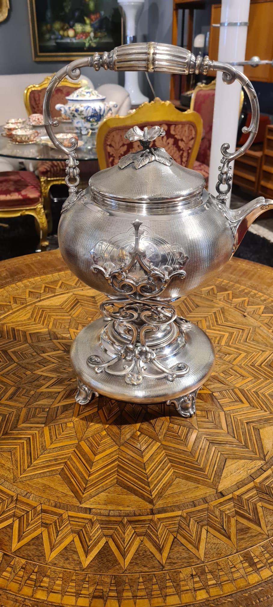 Samovar in silver metal from the famous Christofle house, dating back to the 1940s is in perfect condition.