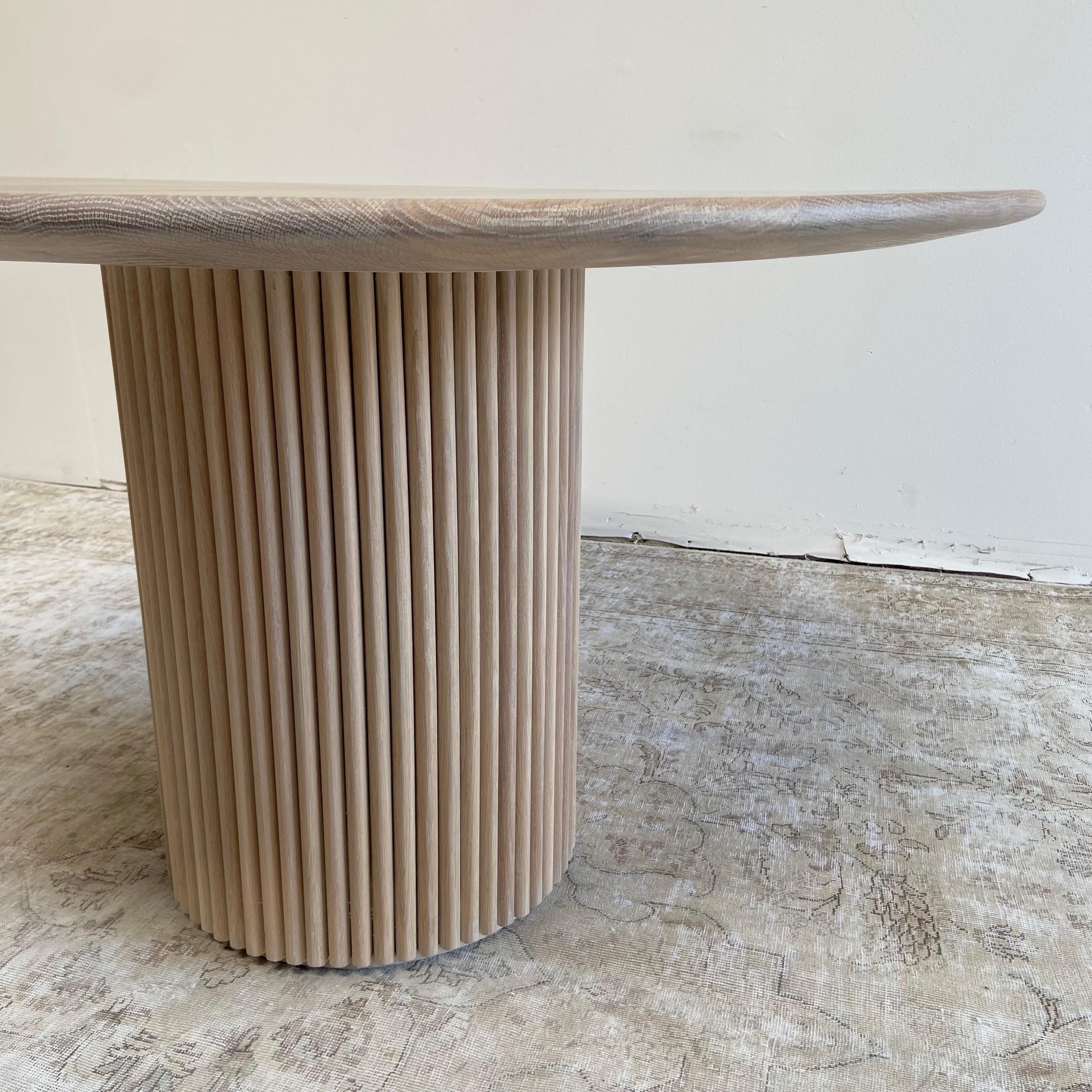 Este anuncio es sólo para un acabado de muestra para 
Nuestra mesa hecha a medida es 100% de roble blanco macizo con base de junco 
Tamaño mostrado: 49
