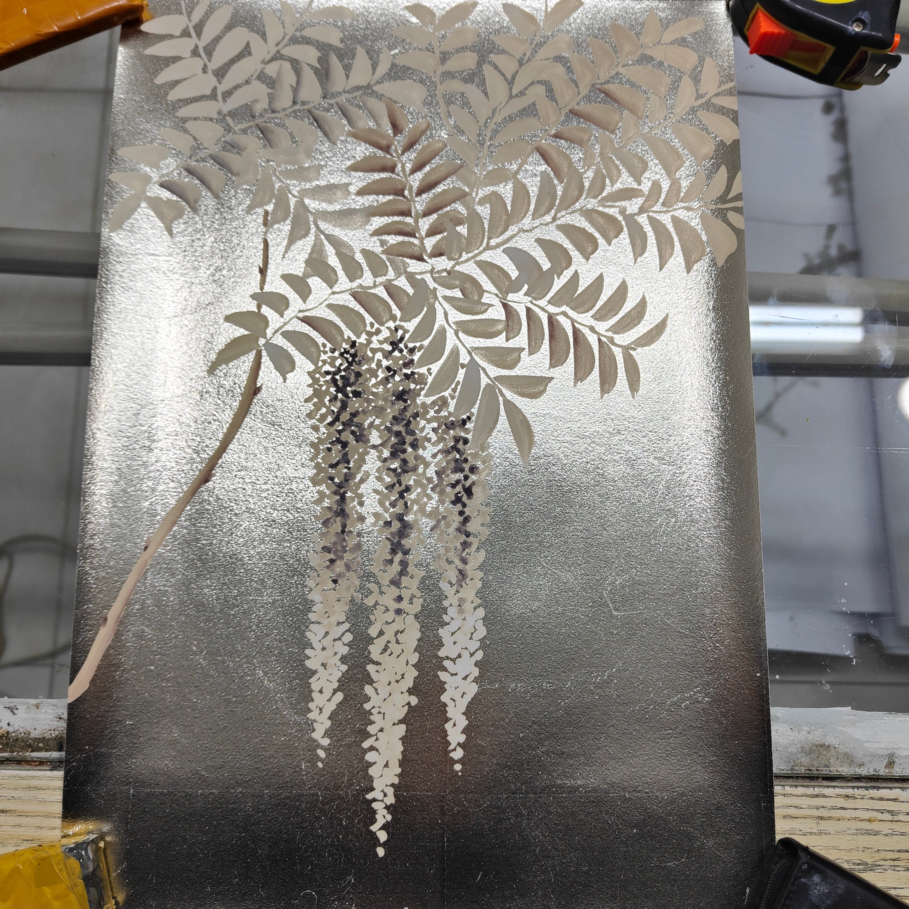 Exemple de papier peint Wisteria Papier peint peint à la main sur panneau métallique champagne en vente