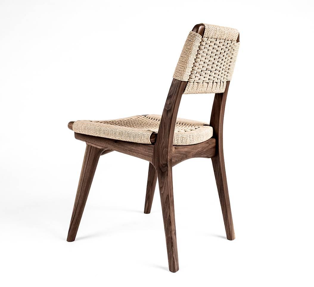 Musterverkauf, Esszimmerstuhl mit niedriger Rückenlehne, gewebte dänische Kordel, Nussbaum, Mitte des Jahrhunderts (Moderne der Mitte des Jahrhunderts) im Angebot