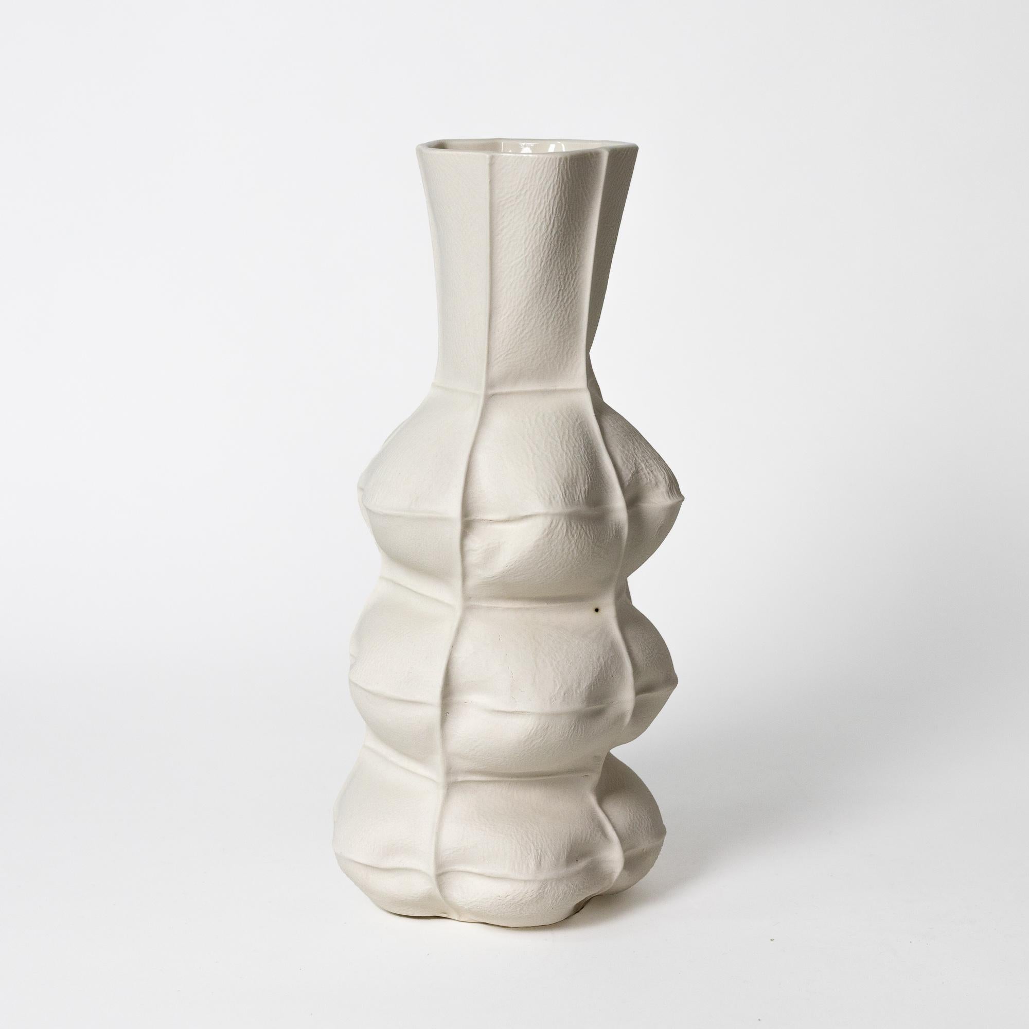 MUESTRA/ARTÍCULO DE SEGUNDA CALIDAD
*Este artículo está rebajado porque tiene un pequeño punto negro en el lateral debido a la cocción en el horno. Consulta la 3ª imagen para ver los deatillos.

Jarrón de porcelana fundida en cuero, orgánico y