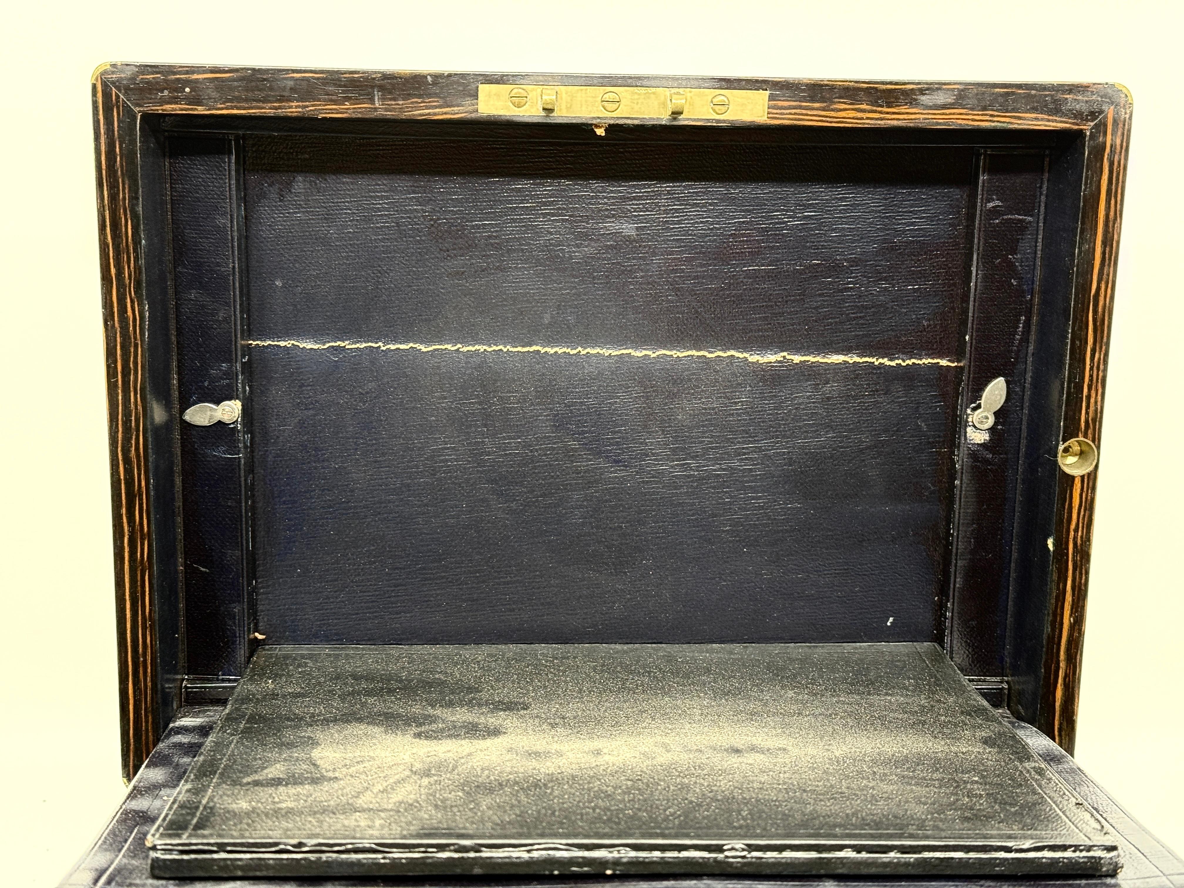 Sampson Mordan & Co Caja de tocador de calamandro y latón con incrustaciones de 1850 Plata de ley en venta 6