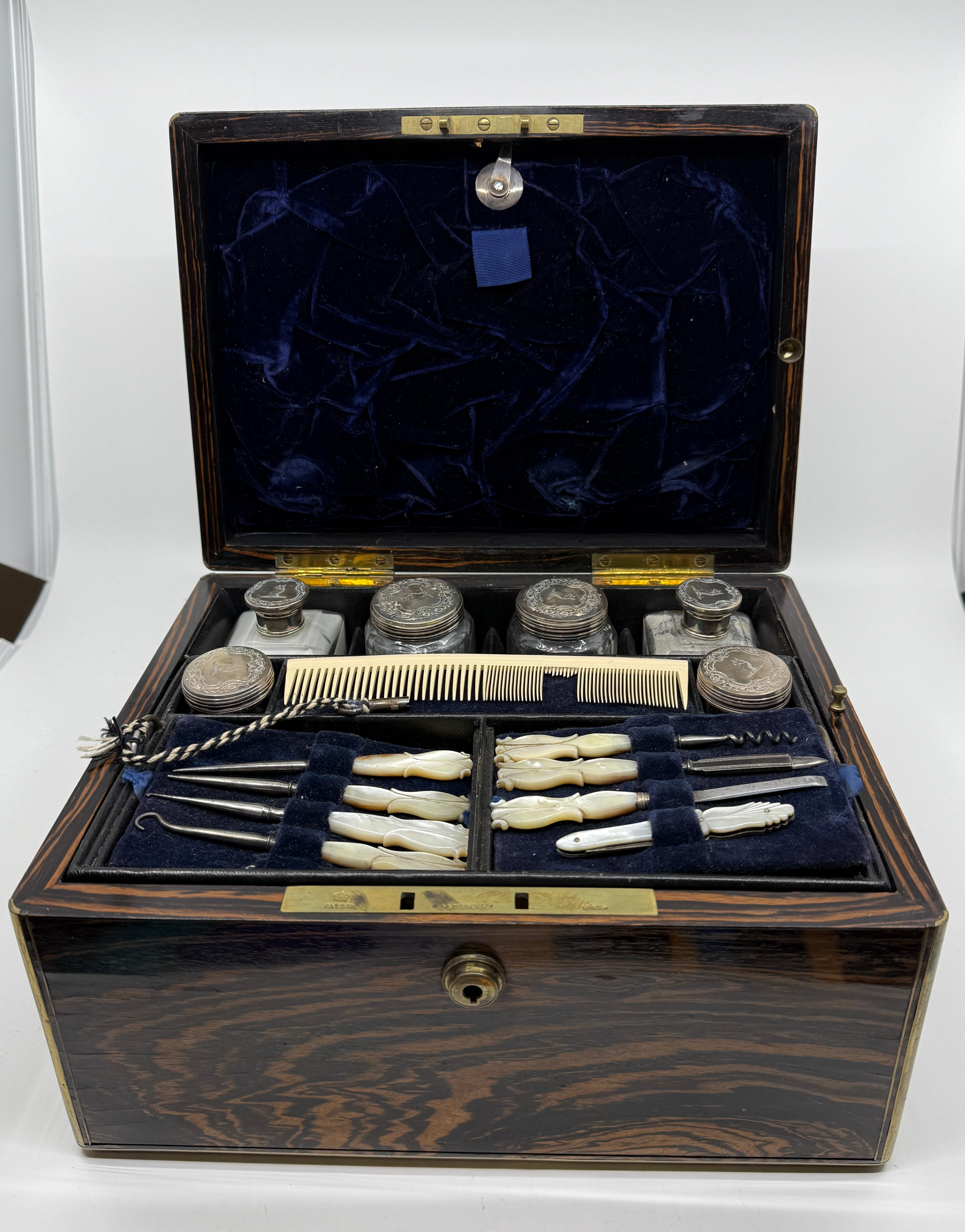 Sampson Mordan & Co Caja de tocador de calamandro y latón con incrustaciones de 1850 Plata de ley siglo XIX en venta
