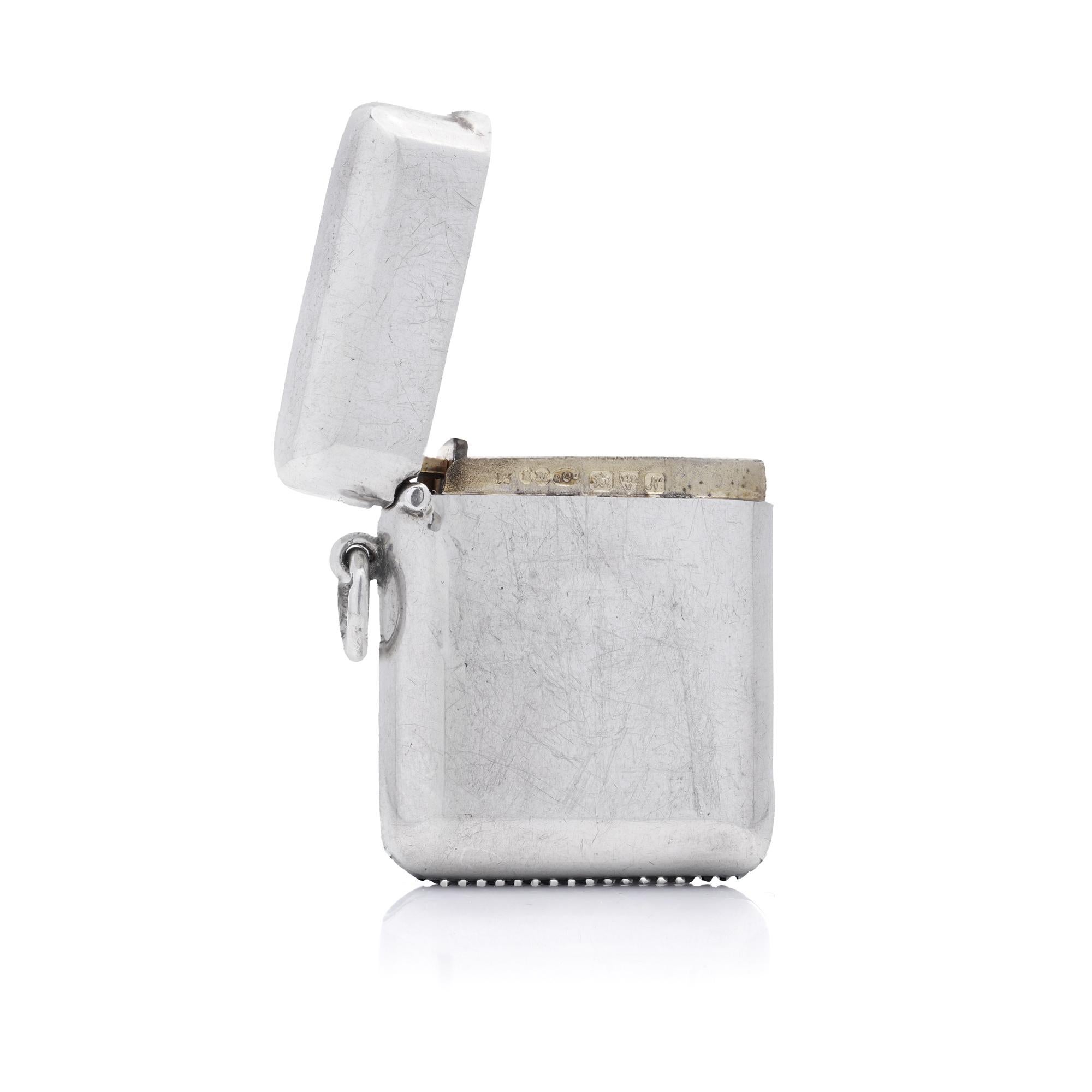 Se trata de un estuche de vesta de plata de Sampson Mordan & Co.
Fabricado en Inglaterra, 1913.

Las vestas son pequeñas cajas que se utilizan para guardar cerillas, y esta en concreto fue fabricada por el prestigioso platero londinense Sampson