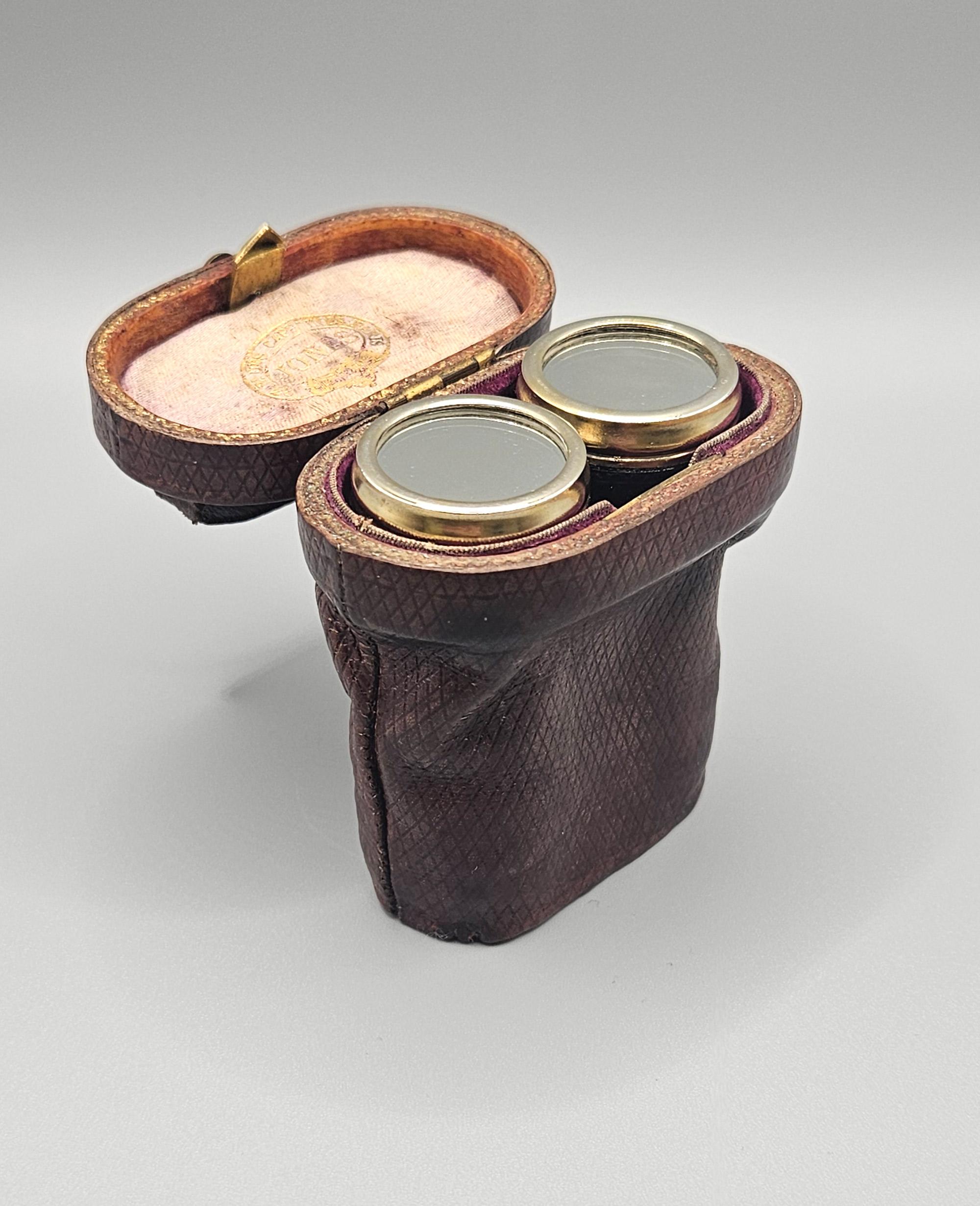 Una squisita e insolita bottiglia di profumo doppia in argento dorato di epoca vittoriana a forma di binocolo o di occhiali da opera nella sua custodia originale, realizzata da Sampson Mordan & Co. di Londra nel 1870 circa e venduta al dettaglio da