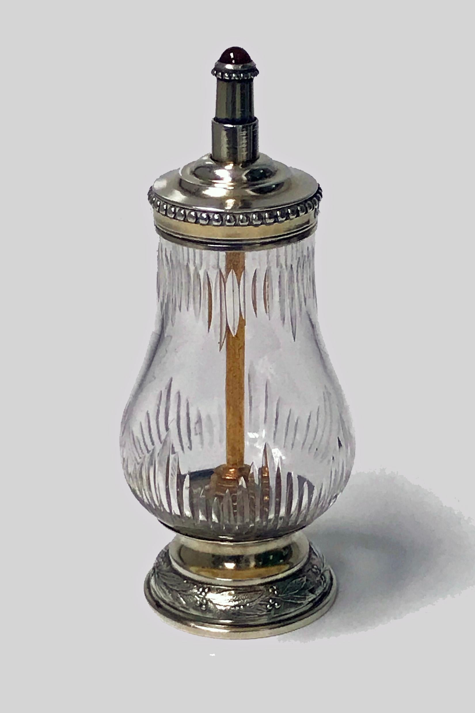 Unusual Antique silver vermeil glass Pepper Grinder, Sampson Mordan import marks, London 1901. La meule est posée sur une base ronde en forme de dôme, le pourtour est orné d'un feuillage en forme de baies, le récipient en verre est de forme balustre