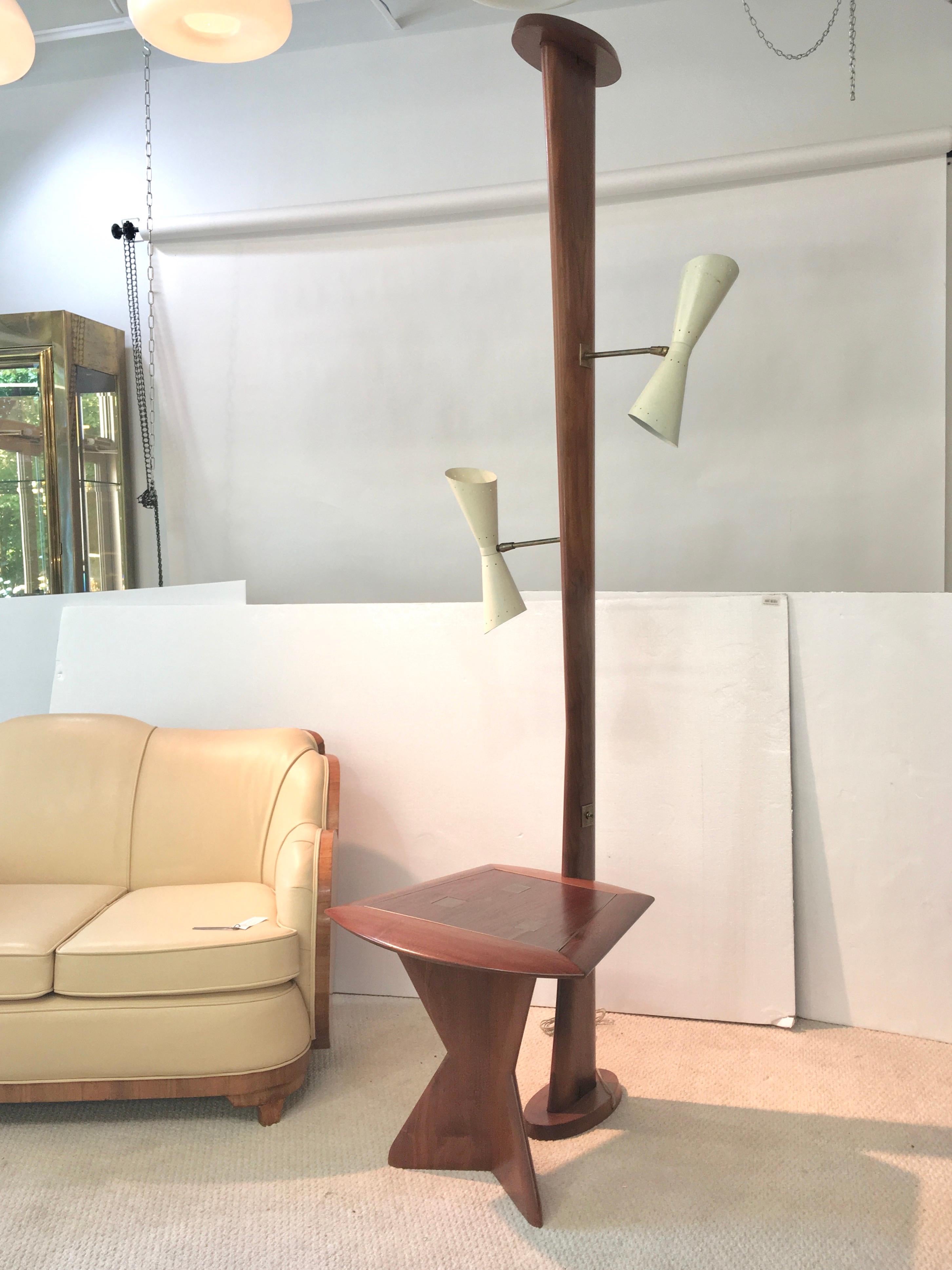 Custom-made very grand scale (at 7 feet 6 inches tall) and sculptural walnut wood floor lamp with integrated side table from the Flushing, NY studios of Samson Berman Associates, circa 1956.
Organic woodcraft with foil edges like on an airplane wing