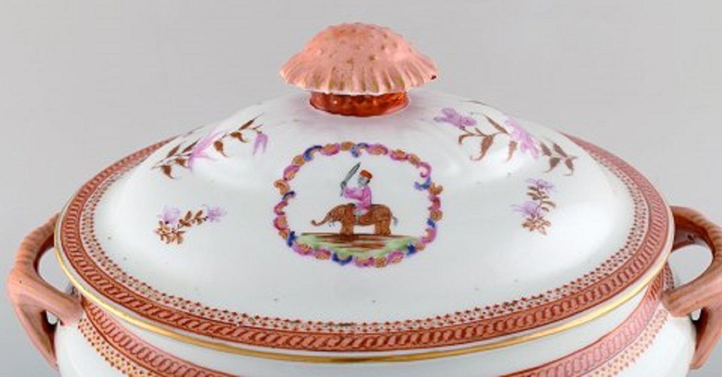 Samson, France. Large antique lidded tureen in hand-painted porcelain with a saucer. Pink flowers and warriors on elephants. Chinese style, late 19th century.
Measures: 36 x 26 cm.
The saucer measures: 34 x 27 cm.
In very good condition.