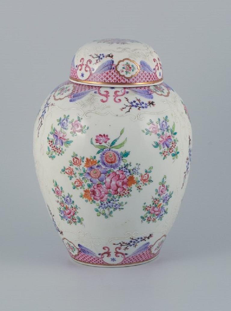 Samson, France, large porcelain lid bojan in oriental style.
Hand-painted with floral motifs in many colors.
Late 19th century.
Marked.
In perfect condition.
Dimensions: H 32 x D 20.0 cm.