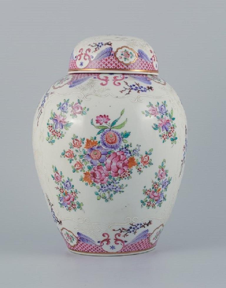 French Samson, France, Large Porcelain Lid Bojan in Oriental Style For Sale