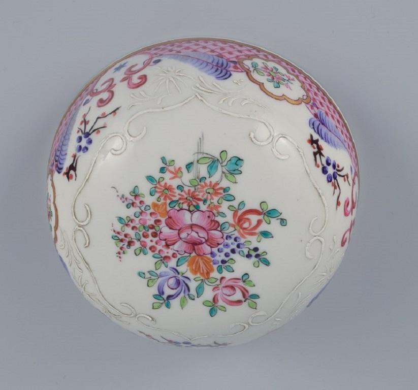 19th Century Samson, France, Large Porcelain Lid Bojan in Oriental Style For Sale