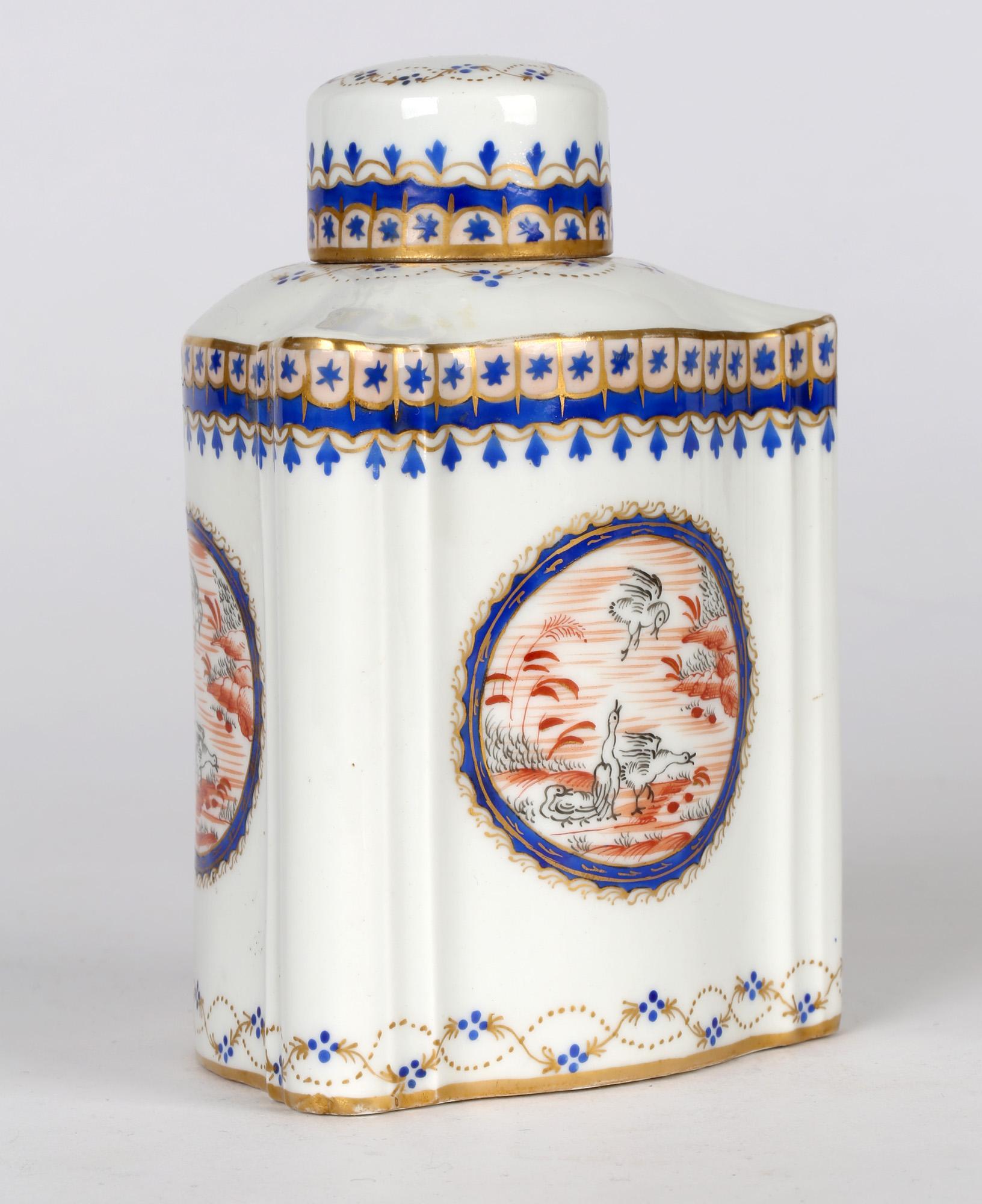 XIXe siècle Teacaddy à couvercle triangulaire de style chinois Samson en porcelaine française en vente