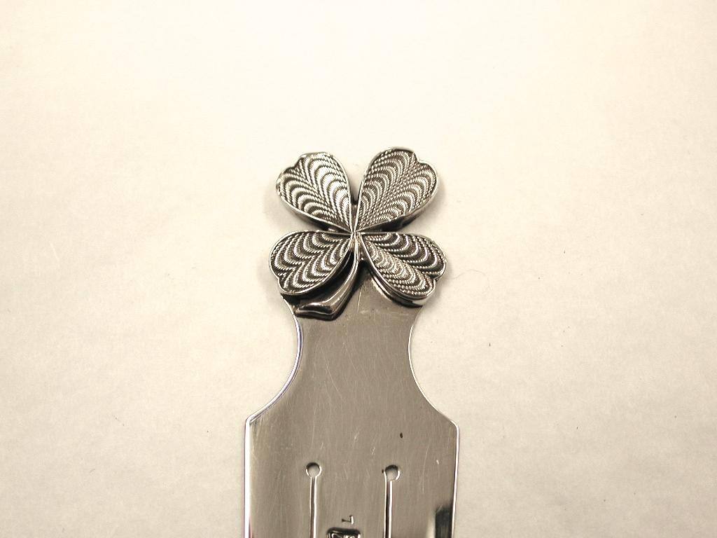 Samson Mordan silver bookmark, 4 leaf clover emblem, London Assay, 1898
Heavy quality bookmark with a nicely textured 4 leaf clover.
A nice novelty piece which Samson Mordan's company were famous for.